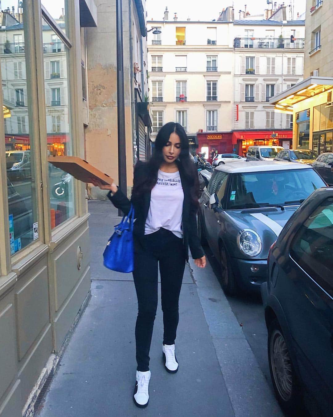 sananasのインスタグラム：「Pizza anyone ? 🍕🤤Qui veut de la pizza ? Bon samedi ma Sananas Family 💚 __  #LaPhotoALarracheDuSamediSoir #JeComprendsPasMaPose #HappySaturday」
