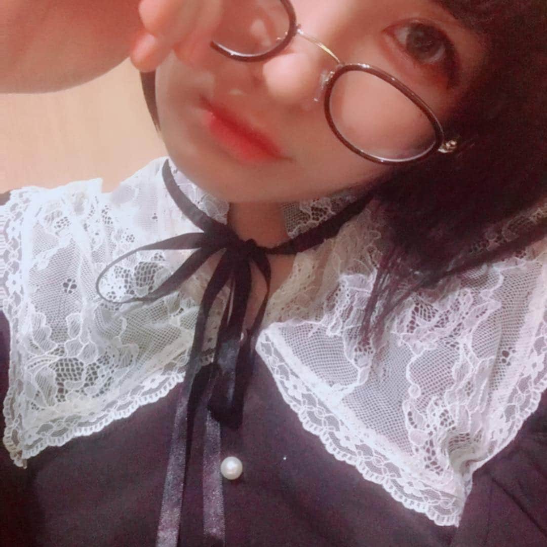 東雲れいかのインスタグラム：「何も見ない知らない言わなければ籠の中で守られてそれなりの幸せでいれることを知っている癖に。 どうしてもその先を見たくなるんですよ。あらがう訳で。それでまた傷付いて本当に馬鹿です。でも振り返ると怯えてでも知った方がなかなかに自分を説得できるんです。毎日崖のぎりぎりに追い詰められてて生きながらえていて。そんな生き方最高に馬鹿です。その癖に一瞬一瞬愛しく思えます。だけど、最高に生きている実感があります。だから苦しい悲しいもそう思える限り意味があります。何も感じなくなったら終わりです。それが何よりも恐ろしいとおもいます。物事はいつも反比例。 . . . #tokyo_portrait #sunset #autumn #japan #instagood #photography #photo #instagood #love_bestjapan #nipponpic #nippon_lovers #photo_shorttrip #photo_life_best #olympus #nocton #pt_life_ #good_portraits_world #カメラガールズ」