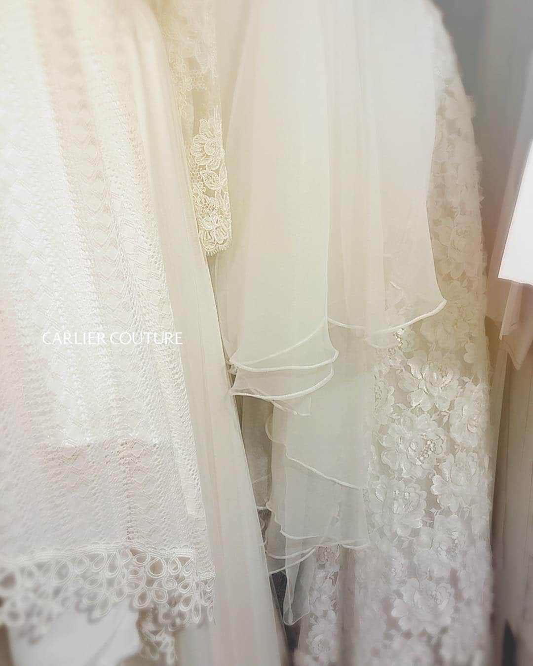 のインスタグラム：「. 【Carlier Couture diary】 thank you for coming ! . 金曜日、土曜日と、 本当にたくさんの花嫁さまに来ていただき、 誠にありがとうございました。 . 予約が取りにくく、だいぶ長らく お待ちいただいた方もおりましたが、  本当に素敵な花嫁さま方ばかりでした。 . つくづくお客様に恵まれているなぁ、 と思う週末でした。 . 皆さま本当に色々な想いをもって 結婚式の準備をされていて、 そこにわたしも加わらせていただく という幸せ。ありがたいです。 . 今年の秋も様々な門出の お手伝いをさせていただけそうで 早くもワクワクしております。 . 今週末はアポイントを詰め込みに 詰め込んでしまったので、 土曜の夜は放心していました…。 日曜はお休みを頂き、また月曜から 順番にとりかからせていただきます。 . 皆さまも良い日曜をお過ごしください＊ bon dimanche a tous et a toutes ! . . .」