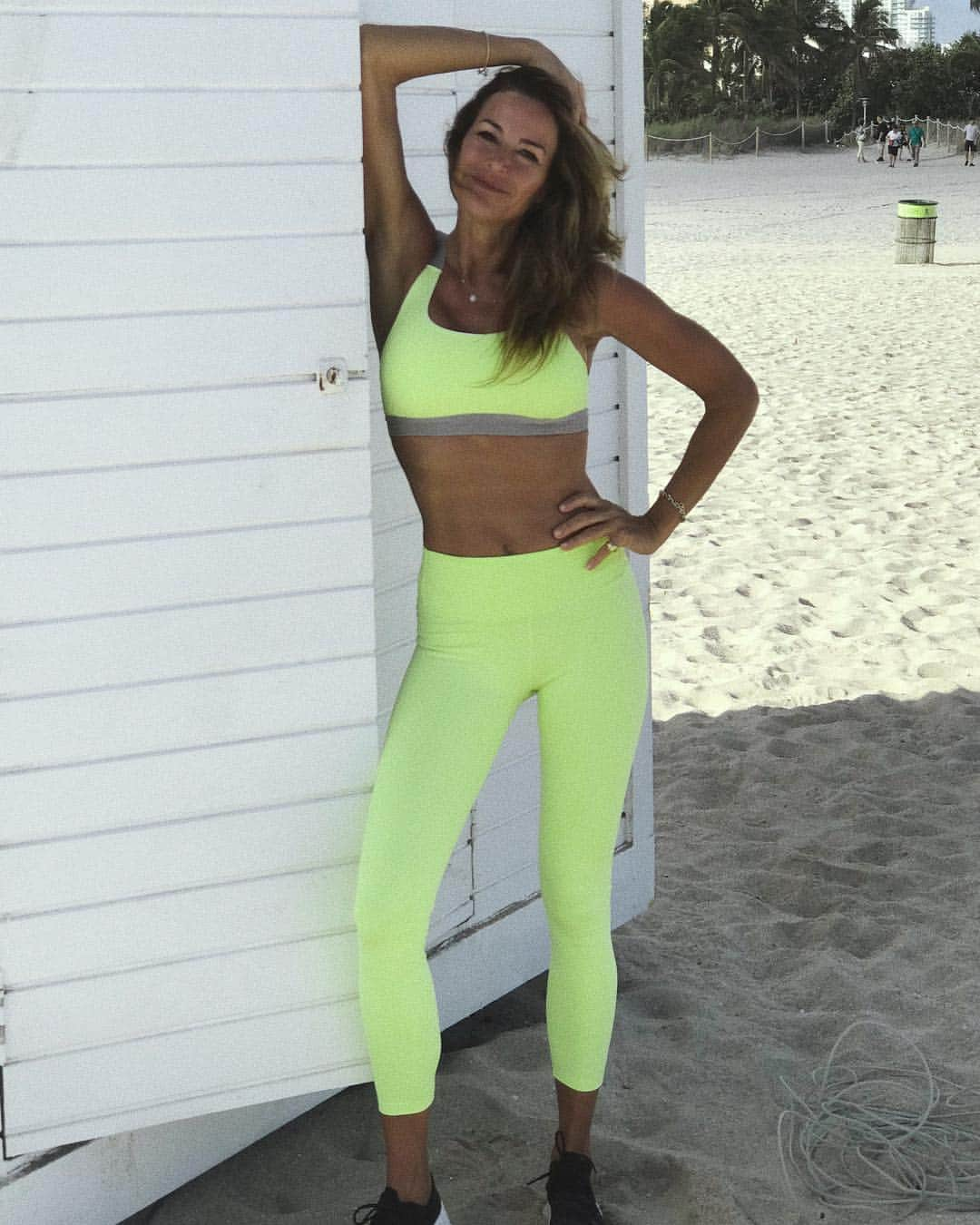 ケリー・キローレン・ベンサイモンさんのインスタグラム写真 - (ケリー・キローレン・ベンサイモンInstagram)「Weekend workout. Love this bold color.  #fitness #ootd #workout #leggings #miami」4月21日 5時01分 - kellybensimon