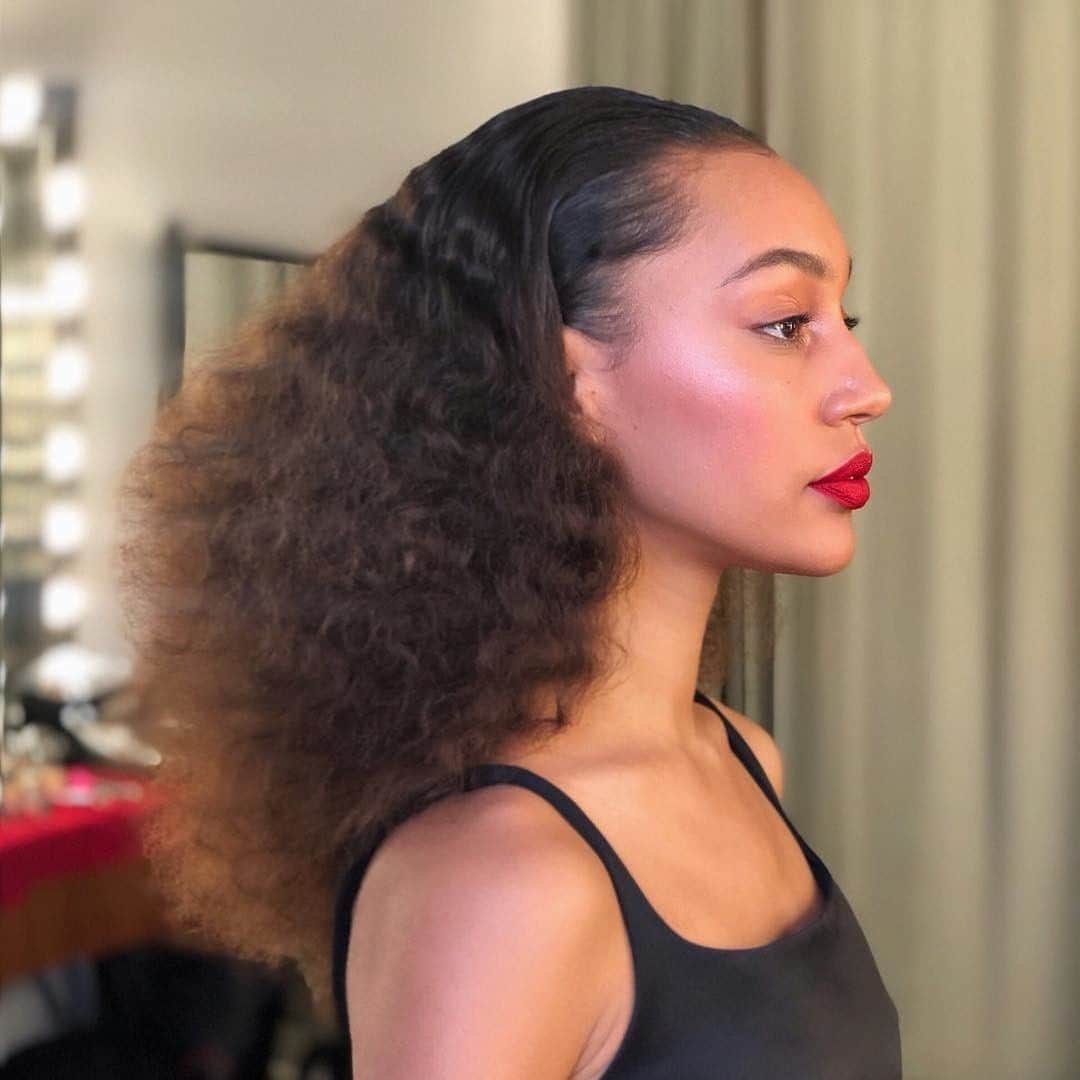 Smashboxのインスタグラム：「Old school elegance, new school makeup. #regram @loritaylordavis⠀⠀⠀⠀⠀⠀⠀⠀⠀⁣ ⠀⠀⠀⠀⠀⠀⠀⠀⠀⁣ Get the look:⠀⠀⠀⠀⠀⠀⠀⠀⠀⁣ ⚡️Studio Skin 24 Hour Hydra Foundation in 4.05⠀⠀⠀⠀⠀⠀⁣ ✨Studio Skin 24 Hour Flawless Concealer in Medium Warm Golden⠀⠀⠀⠀⠀⠀⠀⠀⠀⁣ 🌴Cali Kissed Highlight + Blush Palette ⁣ ♥️Super Fan Mascara⠀⠀⠀⠀⠀⠀⠀⠀⠀⁣ 💋Always On Liquid Lips in Bawse」