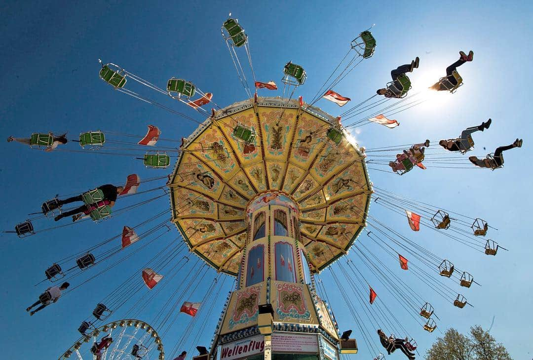 NBC Newsさんのインスタグラム写真 - (NBC NewsInstagram)「People enjoy a merry-go-round at the traditional #spring festival in Stuttgart, #Germany, on Saturday. . 📷 Christoph Schmidt / @dpa_com via @apnews」4月21日 5時06分 - nbcnews