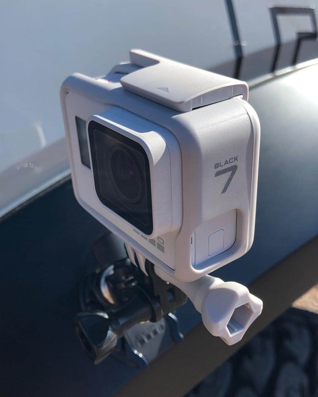 ケン・ブロックさんのインスタグラム写真 - (ケン・ブロックInstagram)「@GoPro sent me this limited edition HERO7 Black in this new colorway: Dusk White. It’s off-white, but it’s a Black, you follow me? It matches perfectly with my new gray-colored SVC Offroad-modified Ford Raptor. See what this thing sees in the newest episode on my YouTube channel via the link in my bio. #GoProHERO7 #FordRaptor #SVCoffroad」4月21日 5時11分 - kblock43