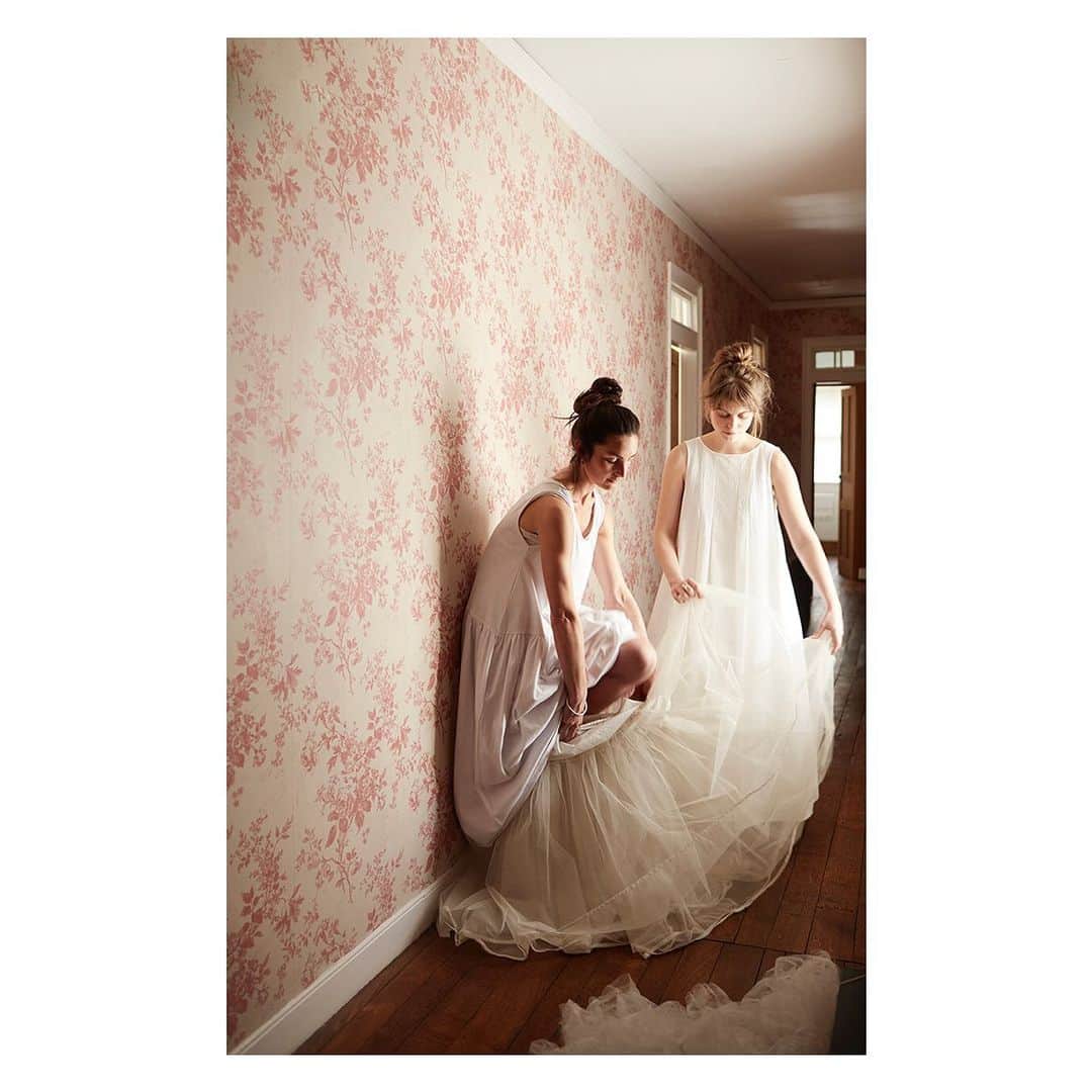 キャベジズ&ローゼズのインスタグラム：「Camera Ready ❤ The Long Ella Dress in white is an elegantly simple dress. She is flattering as she flares out delicately in an A-Line silhouette and she is also practical as she has side pockets #limitededition #newarrivals😍 #organiccotton #organiccottonfabric #whitedress #maxidresses #slowfashion #photoready #cabbagesandroses #cabbagesandrosesfashion @christina_strutt @cabbagesandroses_shop 👆Link In Bio👆」