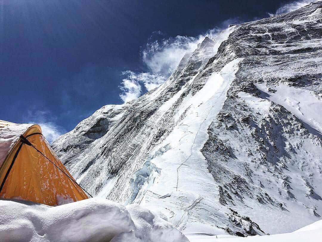 Cory Richardsさんのインスタグラム写真 - (Cory RichardsInstagram)「Yes, we did sleep here. This image was taken in 2016 on my successful summit of #Everest without supplemental oxygen. Sleeping close to the line climbers use to summit provides us safety.  A sight like this will not be an option when we start our push next month. In the mean time, we are acclimatizing (going high and sleeping low), resting and enjoying basecamp camaraderie.  Continue to #followme @coryrichards as I attempt a new route on the North East Face of Everest with partner @estebantopomena, and without the use of supplemental oxygen nor porter support and in alpine style. #natgeo photographer @ladzinski + independent videographer/digital asset manager @erichroepke is joining the team as documentarians for our projects with @nikonusa and @roam.  #mountains #adventure #transformation #training」4月21日 5時21分 - coryrichards