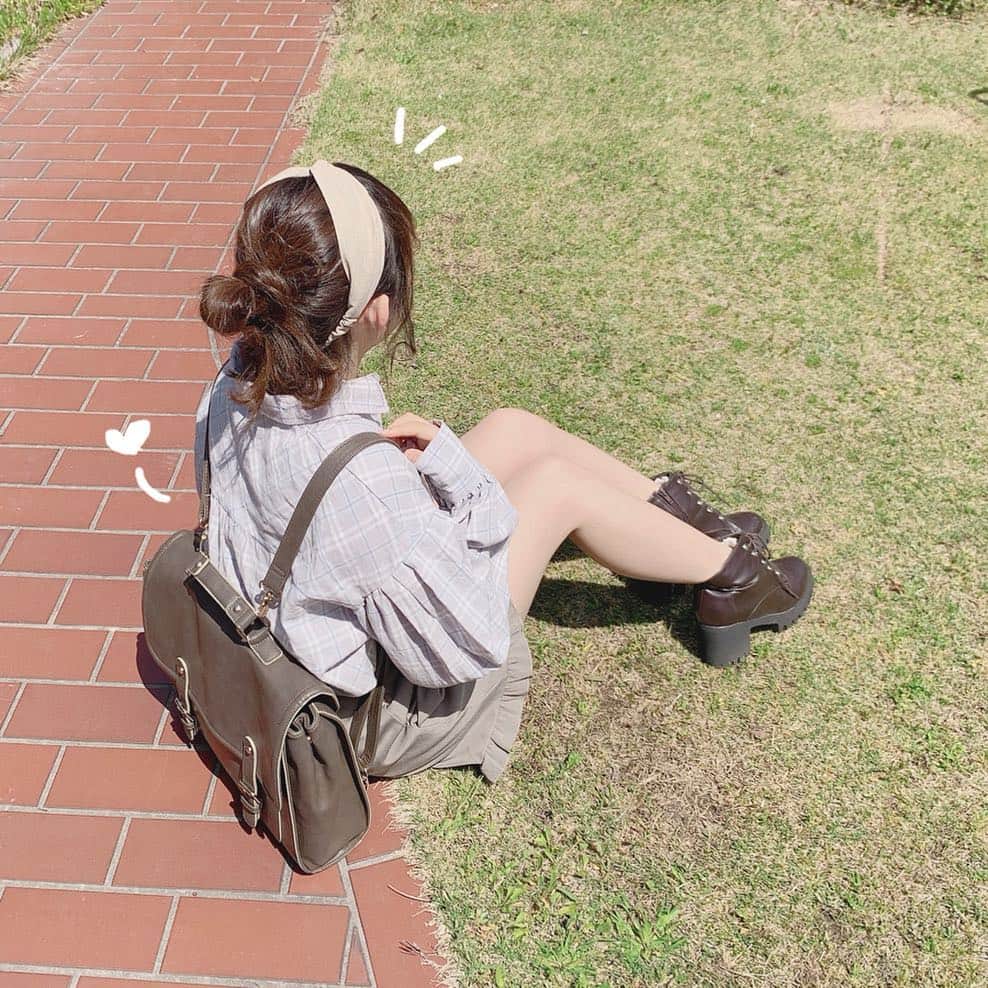 夏川愛実のインスタグラム：「ㅤㅤㅤㅤㅤㅤㅤㅤㅤㅤㅤㅤㅤ ㅤㅤㅤㅤㅤㅤㅤㅤㅤㅤㅤㅤㅤ  昨日の #私服 とか載せちゃう系女子目指します。❤︎(仮) ㅤㅤㅤㅤㅤㅤㅤㅤㅤㅤㅤㅤㅤㅤㅤㅤㅤㅤㅤㅤㅤㅤ 見事にナイスクラップだらけになってしまた ㅤㅤㅤㅤㅤㅤㅤㅤㅤㅤㅤㅤ シャツ、ショーパン、鞄、靴 @niceclaup_official_ ㅤㅤㅤㅤ インナー @wego_osu ㅤㅤㅤㅤㅤㅤㅤㅤㅤㅤㅤㅤㅤㅤㅤㅤㅤㅤㅤㅤ  #niceclaup#wego#ショーパン#シャツコーデ  #春コーデ#お団子#お団子ヘア#サッチェルバッグ」