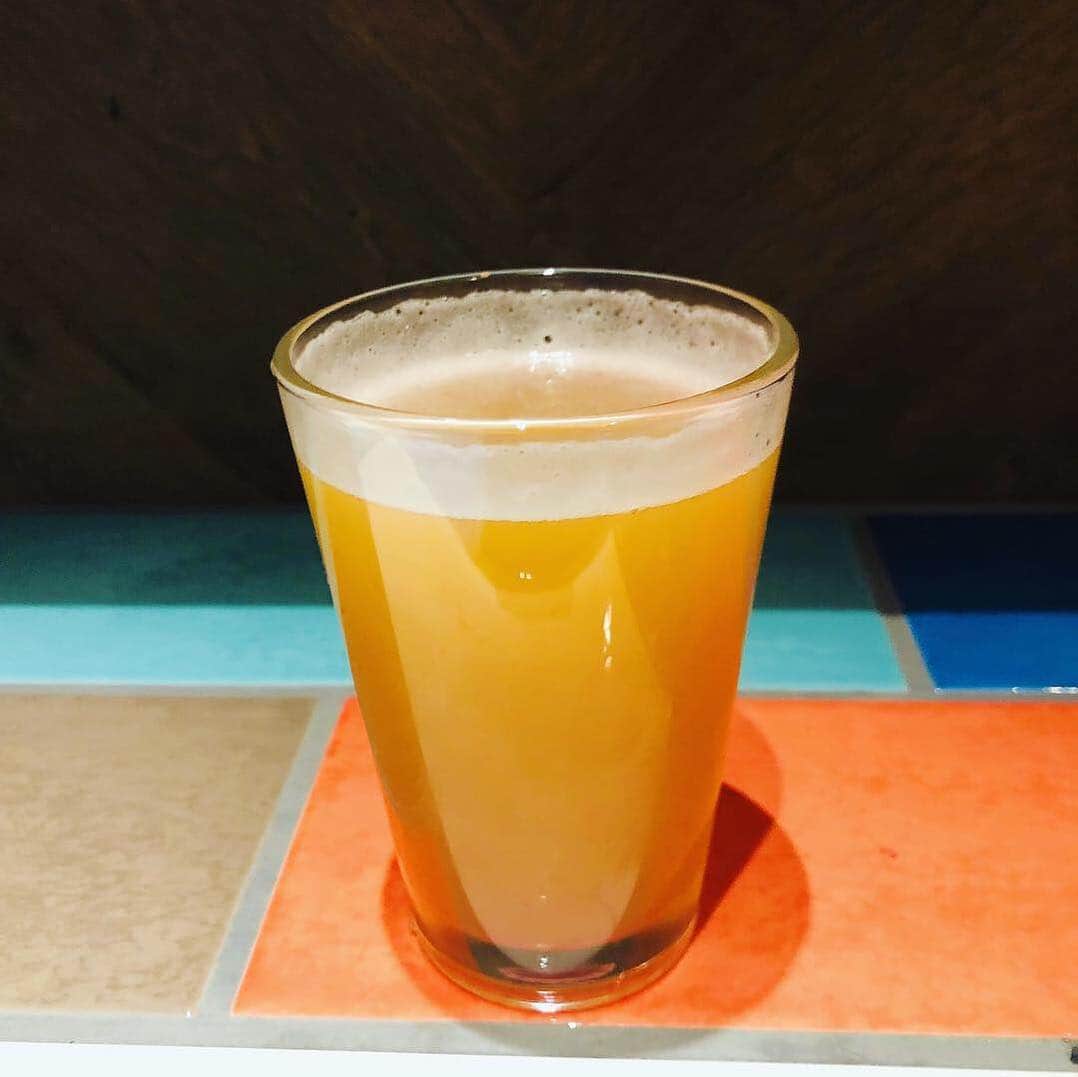 大桑マイミのインスタグラム：「no.6 ゆるブルwheat 志賀高原お気に入り。 クラフトビール好き。ビールに合うチキンもソーセージも美味しかった。＠麦ノ音 クラフトビール&お寿司&ソーセージ&barを一つの空間にドッキングしたお店に夜な夜な 久しぶりに 集った 。 scawaiiの同窓会風メンバー(3人なんだけど…) に地元の先輩なんかもいて相変わらずだね… 。それがいいね。 って思ったよ。 真剣にそれぞれ生きてますから。 楽しさと試練とを行き来して最後はいつも笑ってますから。  お店の方マキさんの本が出版されました。 読み入ってしまいましが 笑える。  次はランチでいきます♪  笑う門には福来たる」