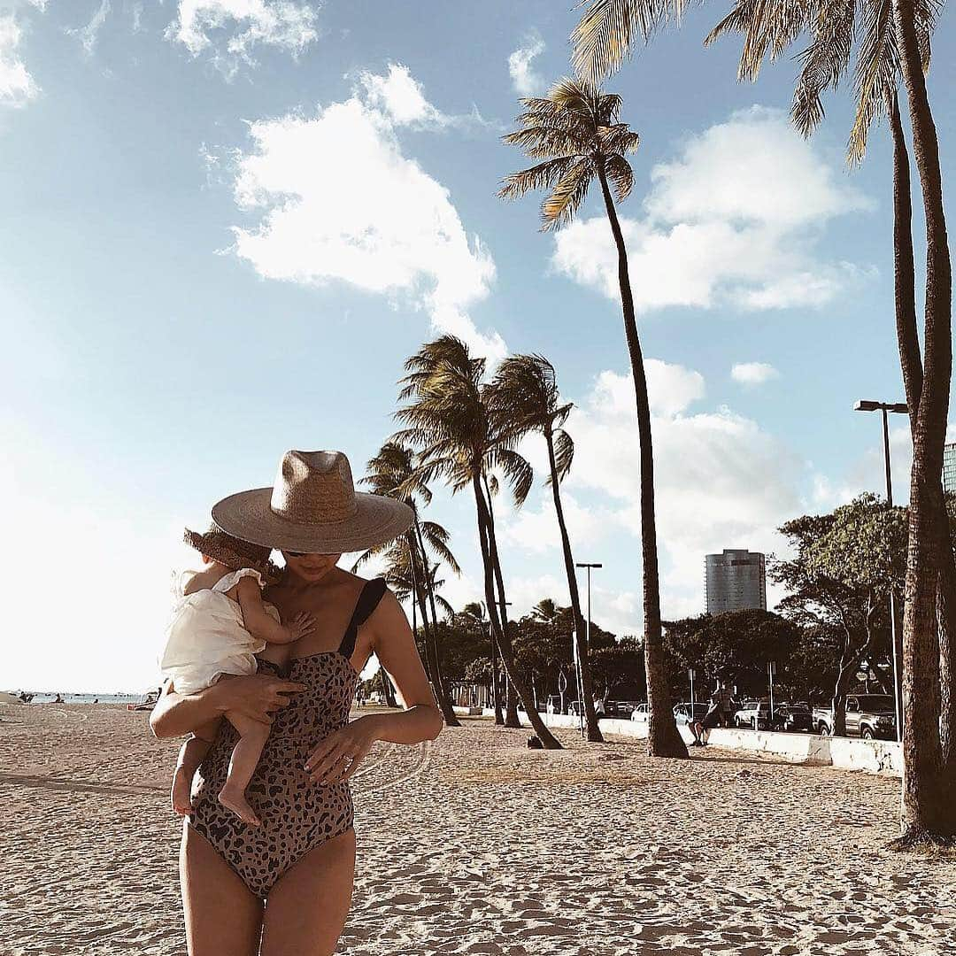 岡田美季さんのインスタグラム写真 - (岡田美季Instagram)「Bikini👙🌺 完売中の水着再入荷は5月です❤︎ 在庫があるものも少しだけあるので是非checkしてみてください❤︎ 今年も今まででいちばんかわいいBikini😍 すっごく着やすくてオススメです本当に😍😍 #room306contemporary #bikini #swimwear」4月21日 10時55分 - mikiokada0225