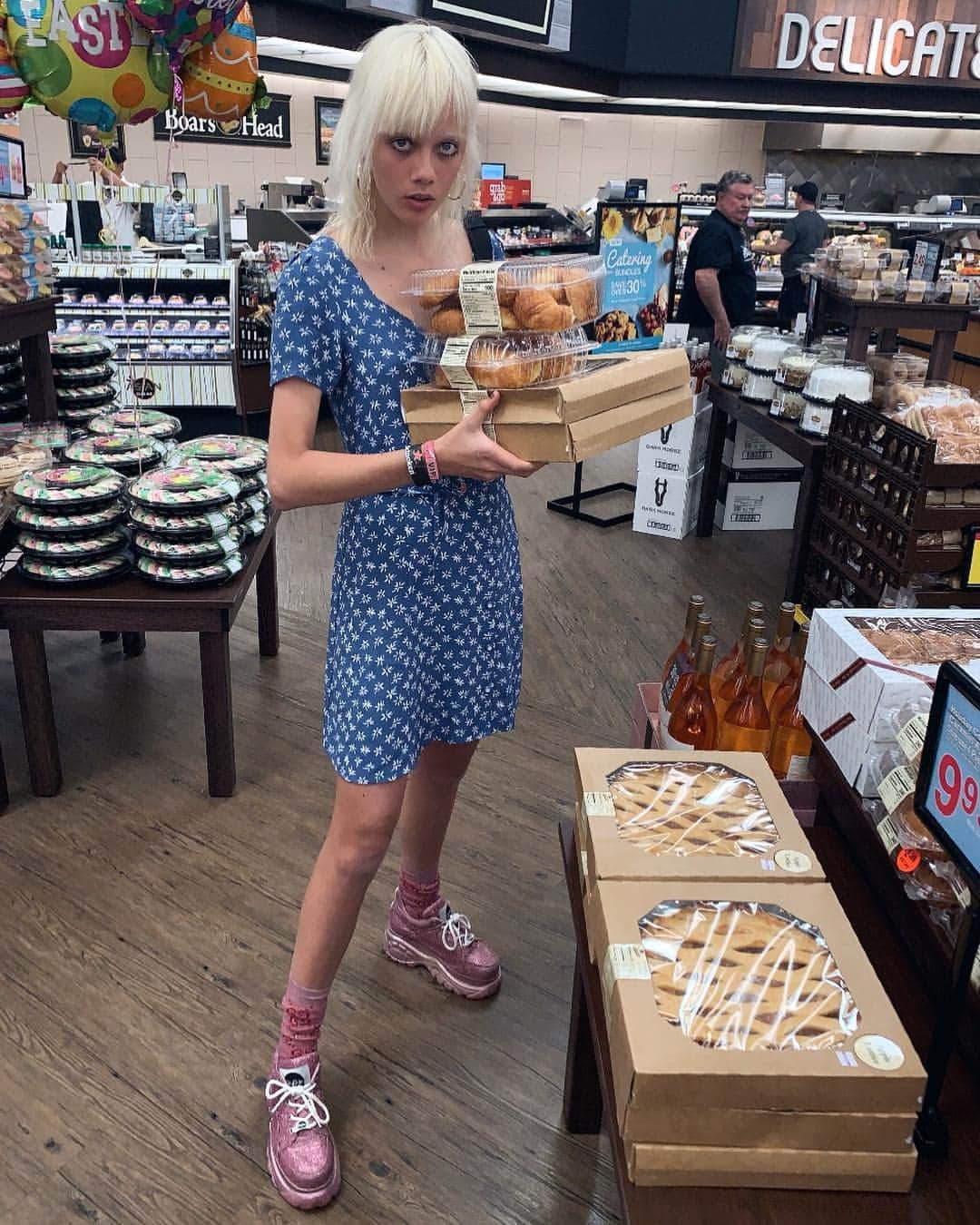 マリヤン・ジョンクマンのインスタグラム：「Eat your carbs, kids!!!! 🥐🥐🥐」