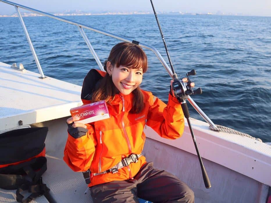 阪本智子さんのインスタグラム写真 - (阪本智子Instagram)「‪🎣‬♡ しっかり日焼けする季節に入りましたね😂☀️💦 釣りの時は日焼け止めを塗り直せないので、 出船前に#ヘリオホワイト を飲んでます💊♡ インナーケアが本当に大切🤩✨✨ これで日焼けを気にせず全力で釣りができるなぁ☺️🧡笑 ＊ 昨日は釣り大会にゲストで参加しました😆‪🎣‬ ポカポカ陽気で気持ちが良かったー︎☀️🎶 S×D#激レアショット ︎💕︎ 今日の店舗イベントもよろしくお願いします🤗🌸 ＊ #fish #fishing #fishinggirl #kagoshima #boat #PR #釣り #鹿児島 #美活 #紫外線対策 #ファーンブロック配合 #ドラッグストア #ロート製薬 #夏の必需品 #日焼け止め #レッツリー #みっぴ ちゃん #阪本智子」4月21日 5時28分 - tomoko_sakamoto423