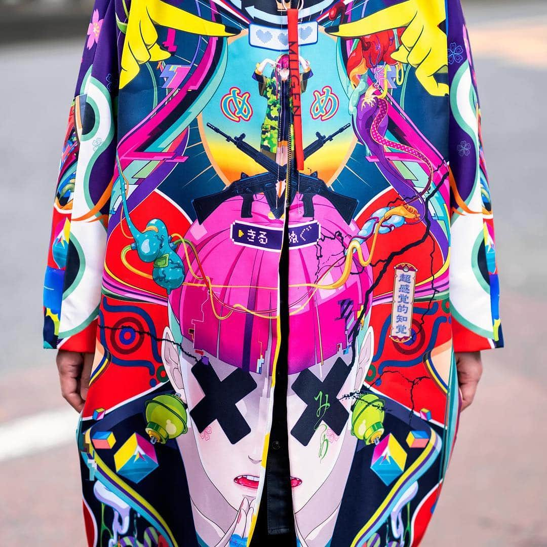 Harajuku Japanさんのインスタグラム写真 - (Harajuku JapanInstagram)「Japanese artist Hiroyuki-Mitsume Takahashi (@3eyestakahashi) on the street in Harajuku wearing a long coat featuring his own vivid artwork by Thai brand Mugen, sarueru pants, and canvas sneakers.」4月21日 5時30分 - tokyofashion