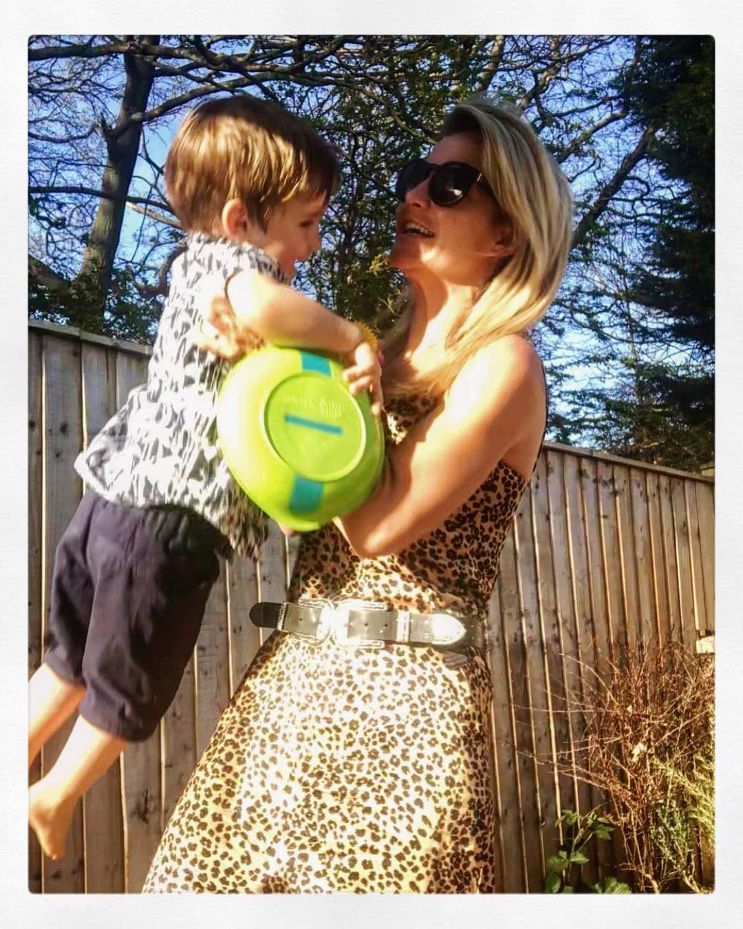 ヘレン・スケルトンさんのインスタグラム写真 - (ヘレン・スケルトンInstagram)「The closest I will get to a photo with him ... 🙈 #boys #family #Easter #bbqtime #sunshine」4月21日 5時32分 - helenskelton
