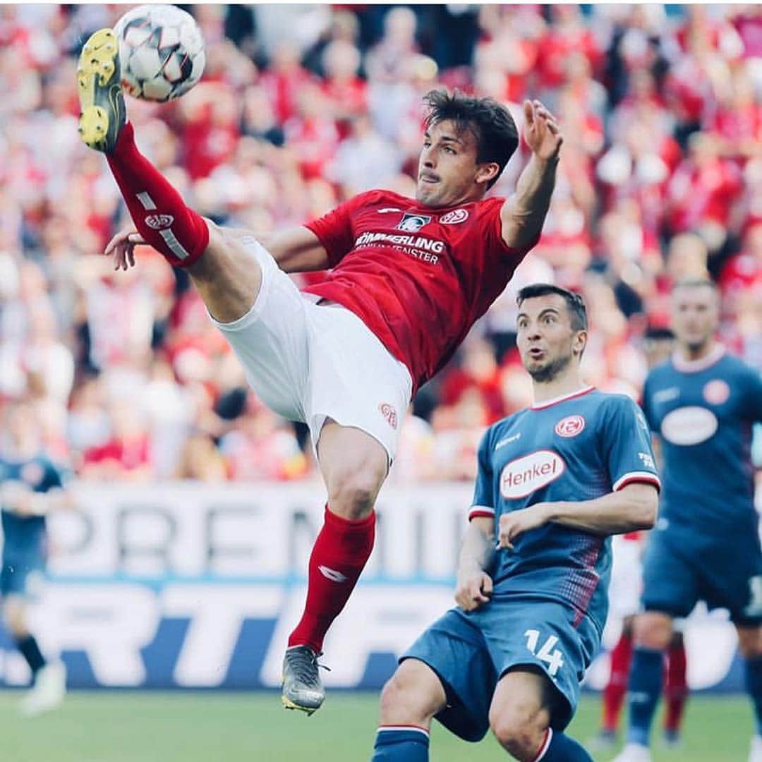 ジュリオ・ドナーティのインスタグラム：「🇩🇪Klassenerhalt💪🏼 immer schön zu gewinn mit unseren fans hinter uns⚽️ Frohe Ostern🐣 🇬🇧Bundesliga keeped✅ 🎯always nice to win with our fans’s support! Happy Easter 😄 🇮🇹Salvezza ottenuta! Sempre bello vincere davanti ai nostri tifosi! Buona Pasqua a tutti🐣⚽️💪🏼#bundesliga #sieg #win #nikefootball #obiettivo #raggiunto #passion #happy #3points #」