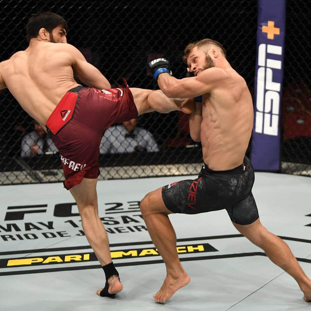 UFCさんのインスタグラム写真 - (UFCInstagram)「💰 BONUS 💰  FOTN: 🇷🇺 @Islam_Makhachev vs 🇦🇲 @Arm_011 (B2YB @ToyoTires)  POTN: @Mustafaev__Magomed & @Sergei_Pavlovich  #UFCStPetersburg」4月21日 6時00分 - ufc