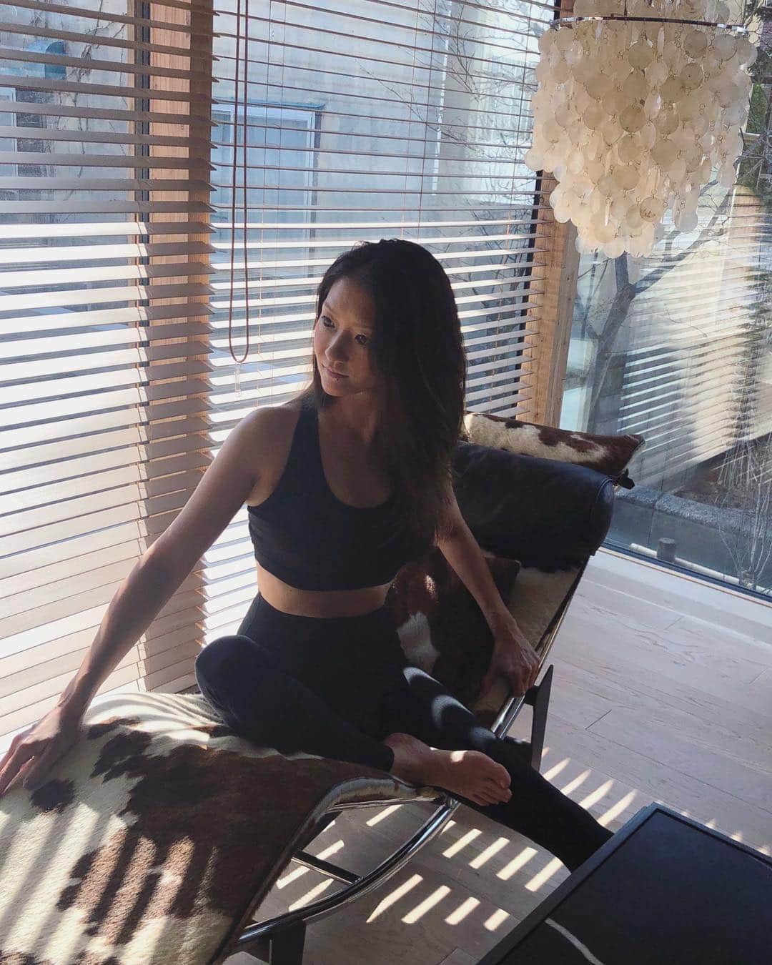のインスタグラム：「. fitness 💪💓 Have a good day ✨ http://www.socialeras.com/ @social.eras @abeatisofficial Now use my code insta to get 10% off on any purchase from www.socialeras.com (valid until 30th Apr. ) . . なかなか食事コントロールだけでは 体重落ちづらい...と痛感🤣 . #fitnesswear は #socialeras . クーポンコードinstaで10%off 四月いっぱい使えます . . 今日は子供達の🎹発表会 皆さん良い日曜日を もうすぐ10連休ですね〜 . #abeatis #fitspo #フィットネス #ヨガ #beagoddess #springtime #workout #healtylifestyle #ワークアウト #ダイエッターさんと繋がりたい #ダイエット中 #美活 #ダイエット部 #家トレ #トレーニング女子 #自宅トレーニング #筋トレ女子 #健康 #ダイエットアカウント #ヘルシー #スポーツビューティ #フィットネス女子 #札幌ママ #ワークアウト女子 #fitnessgirl #workoutgirl #ファッション #トレーニングファッション」