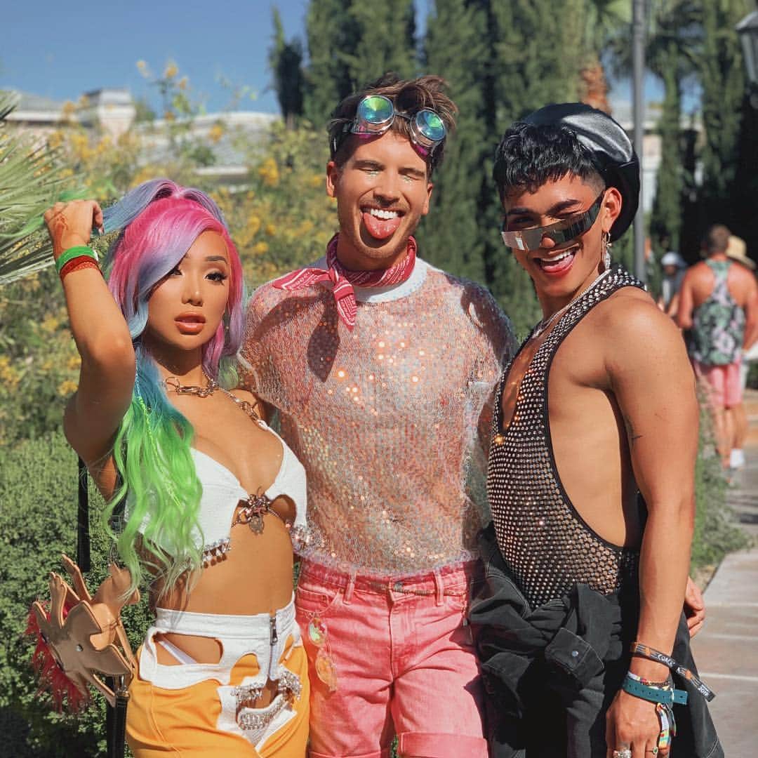 ジョーイ・グレーセッファのインスタグラム：「this pic is so late because @nikita_dragun took a week to Facetune herself 💀」