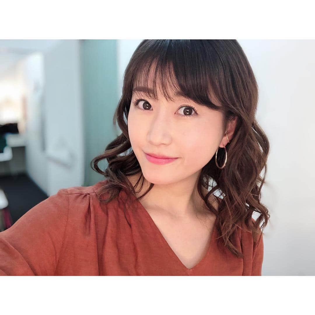 津田麻莉奈さんのインスタグラム写真 - (津田麻莉奈Instagram)「#おはよーちゃん ⁑ 昨日のヘアメイク💄:*+. 髪はふわふわっと巻いてもらいました。 眉をすごーくキレイにしっかりかいてもらって、 いつもよりキリッとしております。 自分でもこんなにキレイに描けるようになりたい(´･ω･`) …と言うわけで、メイク落とす前に眉の写真を撮っておいたので真似して鍛錬します✏︎ ⁑ #gm #朝 #おはよう #今日は東京競馬場でお仕事 #行ってきます #競馬 #東京競馬場 #ヘアメイク #メイク #美容 #ヘアアレンジ #ヘアスタイル #髪 #まりなる #津田麻莉奈」4月21日 6時02分 - tsudamarinal