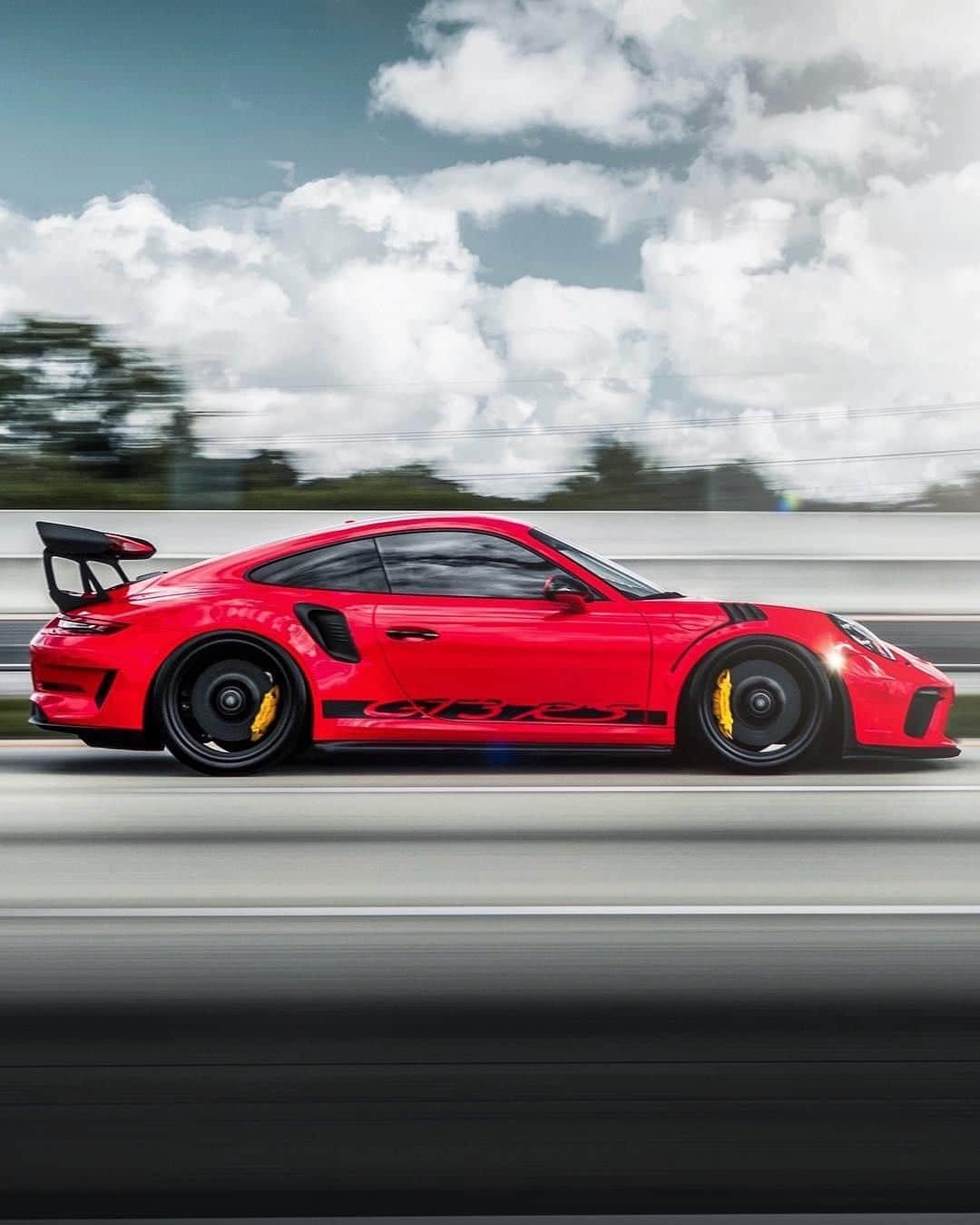Porscheさんのインスタグラム写真 - (PorscheInstagram)「Better be quick when capturing a 911 GT3 RS rushing by. #PorscheMoment #Porsche #GT3RS #Porsche911 #TimelessMachine #991 (📸: @kfletchphotography)  __ Combined fuel consumption in accordance with EU 6: 911 GT3 RS: 12,8 l/100 km; CO2 emissions: 291 g/km」4月21日 6時04分 - porsche