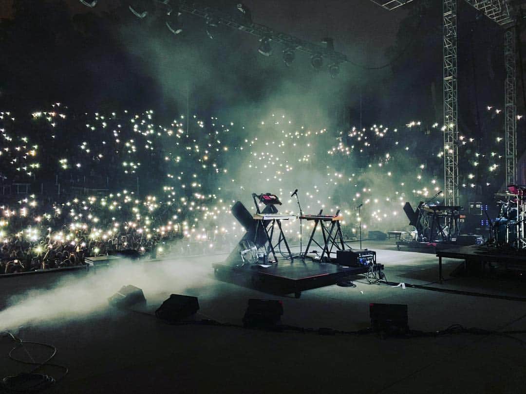 CHVRCHESさんのインスタグラム写真 - (CHVRCHESInstagram)「Before the encore last night in Berkeley. One of our favourite shows we’ve ever played. Thank you 🖤 #Loveisdeadbutalsoitisnt」4月21日 6時07分 - chvrches
