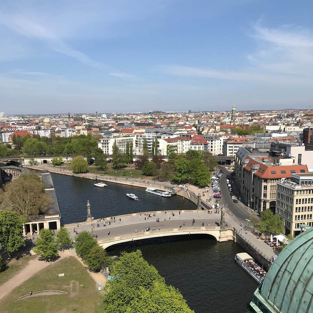 みちかさんのインスタグラム写真 - (みちかInstagram)「ヨーロッパ旅行の恒例行事、大聖堂めぐり💭今回はベルリン大聖堂⛪️ネオバロック式の装飾と大きなパイプオルガン。とっても綺麗な天蓋、素敵でした♡せっせこ階段を頑張って登ってベルリンの街を一望したのだけど、まぁ景色はそこそこでした。(ロンドンのが100倍綺麗😂)入場料は7ユーロ💶 - - - #ドイツ #ベルリン #ベルリン旅行 #ドイツ旅行 #ヨーロッパ旅行 #ヨーロッパ #tabippo #tabijo #tabijo_germany #독일 #베를린 #독일여행 #베를린여행 #유럽 #유럽여행 #여행 #여행스타그램 #여행에미치다 #germany #berlin #berlinstagram #europe #europe_tourist #ベルリン大聖堂 #베를린대성당 #berlincathedral #michika_trip」4月21日 6時12分 - michi3117