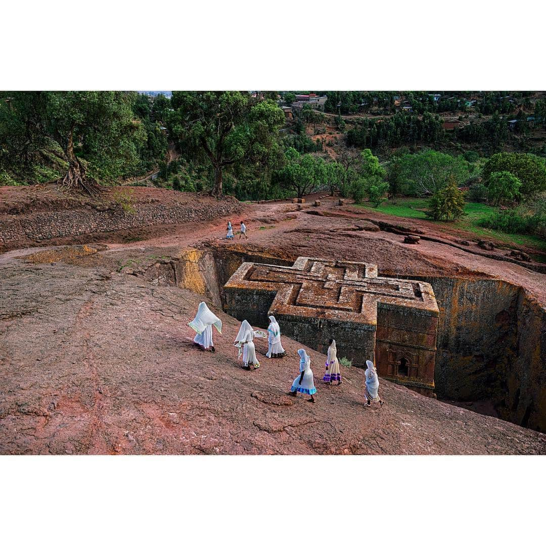 スティーブ・マカリーさんのインスタグラム写真 - (スティーブ・マカリーInstagram)「On Sunday, Christians around the world celebrate Easter. The holiday is meant to be a symbol of hope, renewal, and new life. 1st image: Good Friday procession, #Enna, #Sicily, #Italy, 2011.  2nd image: Neighbors burn candles in the shape of a cross, #Enna, #Sicily, #Italy, 2011.  3rd image: Lake Atitlán, #Guatemala, 2017.  4th & 5th images: #Lalibela, #Ethiopia, 2016.  6th image: #Lourdes, #France, 1988.」4月21日 6時35分 - stevemccurryofficial