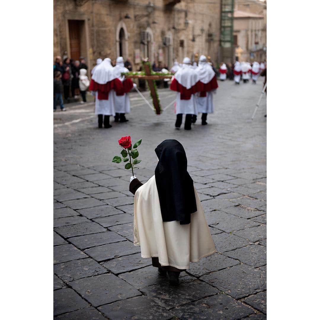 スティーブ・マカリーさんのインスタグラム写真 - (スティーブ・マカリーInstagram)「On Sunday, Christians around the world celebrate Easter. The holiday is meant to be a symbol of hope, renewal, and new life. 1st image: Good Friday procession, #Enna, #Sicily, #Italy, 2011.  2nd image: Neighbors burn candles in the shape of a cross, #Enna, #Sicily, #Italy, 2011.  3rd image: Lake Atitlán, #Guatemala, 2017.  4th & 5th images: #Lalibela, #Ethiopia, 2016.  6th image: #Lourdes, #France, 1988.」4月21日 6時35分 - stevemccurryofficial