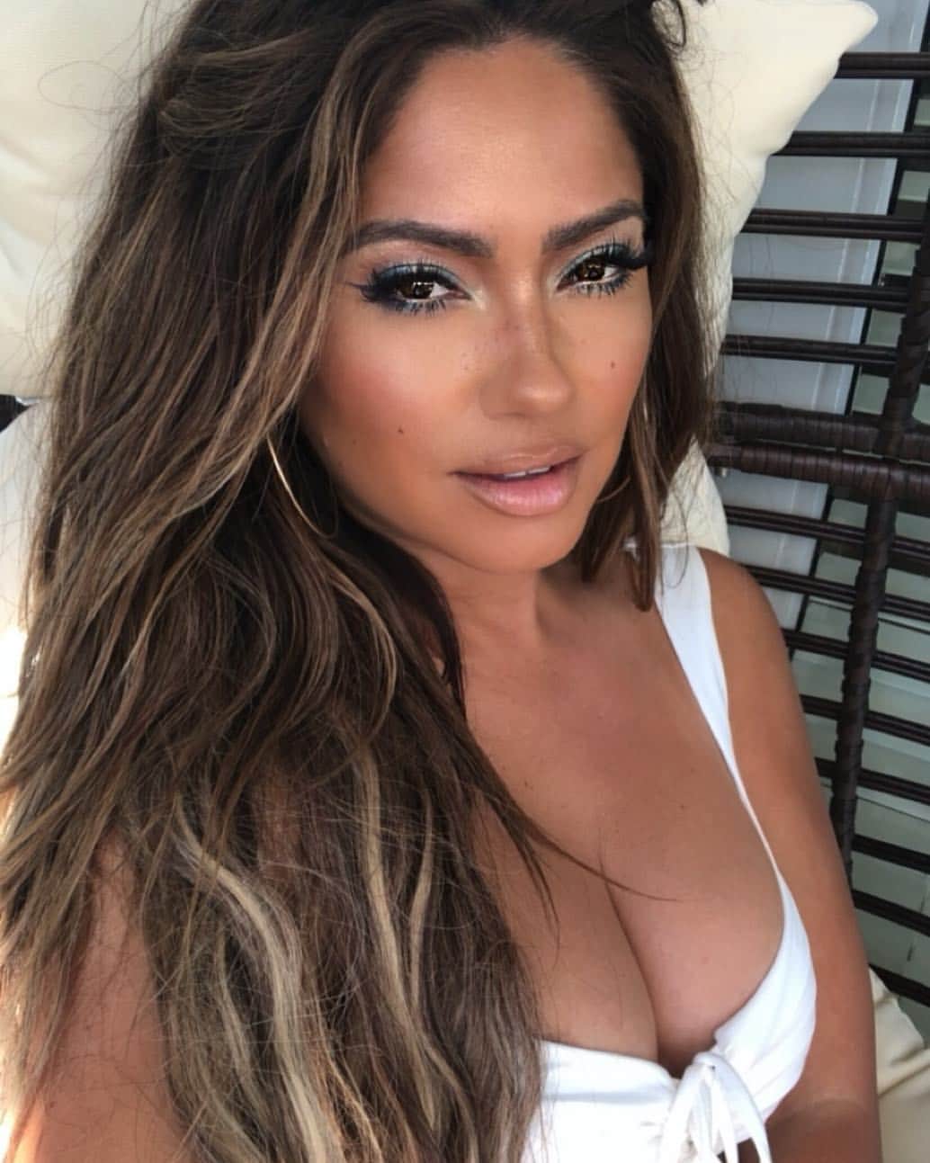 ジェシカ・バーチアーガのインスタグラム：「Yesterday’s look by @marinadawngarcia inspired by @ashleybias  Lash Extensions by @jes_adrianna  Using @urbandecaycosmetics “Beached Eyeshadow Palette”  Foundation: @fentybeauty (we mixed 310 & 330 together)  Concealer: @fentybeauty 250  Lips: @maccosmetics “Stripdown” liner. Lipstick: “Shy Girl”. Mac oystergirl gloss」