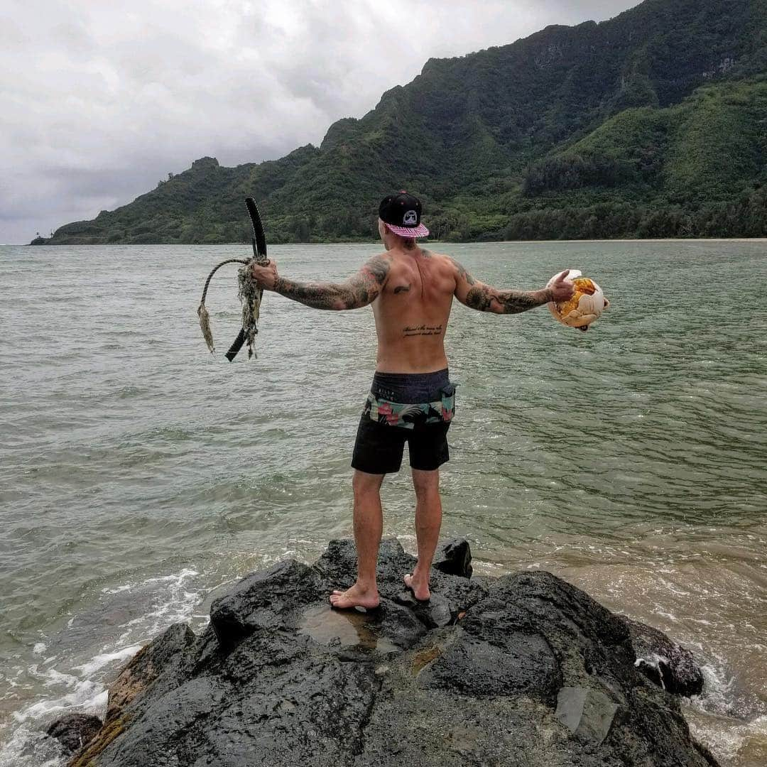 ザッキー・ヴェンジェンスさんのインスタグラム写真 - (ザッキー・ヴェンジェンスInstagram)「Come at me bro 🗑 ♻️ #brotrash #southpark #beachcleanup #bdayweekend #earthday #easter #oahu #luckywelivehi #noshirt #noshoes #eastside #fitness #keepourcoastclear #take3forthesea #10wastechallenge #trashtag」4月21日 6時50分 - zacharymerrick