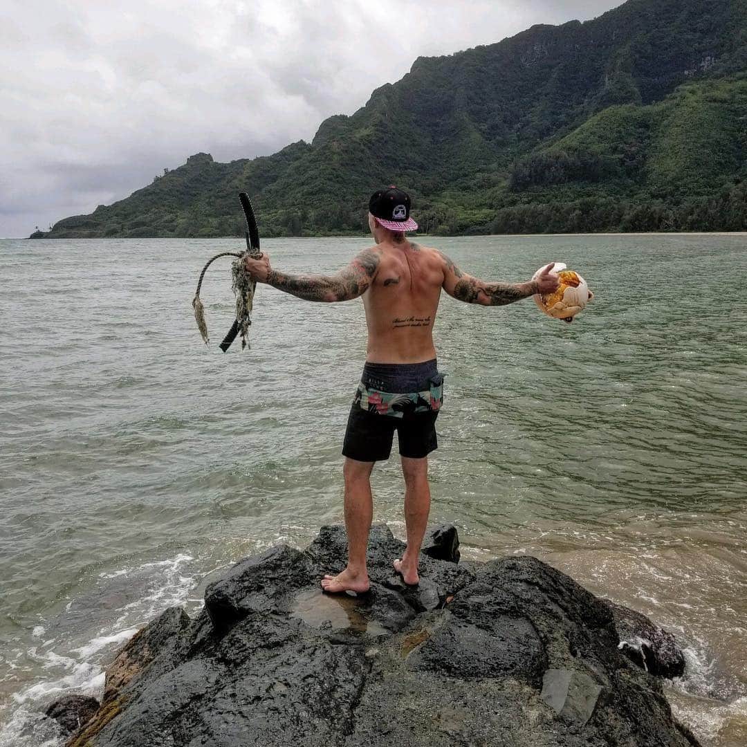 ザッキー・ヴェンジェンスのインスタグラム：「Come at me bro 🗑 ♻️ #brotrash #southpark #beachcleanup #bdayweekend #earthday #easter #oahu #luckywelivehi #noshirt #noshoes #eastside #fitness #keepourcoastclear #take3forthesea #10wastechallenge #trashtag」