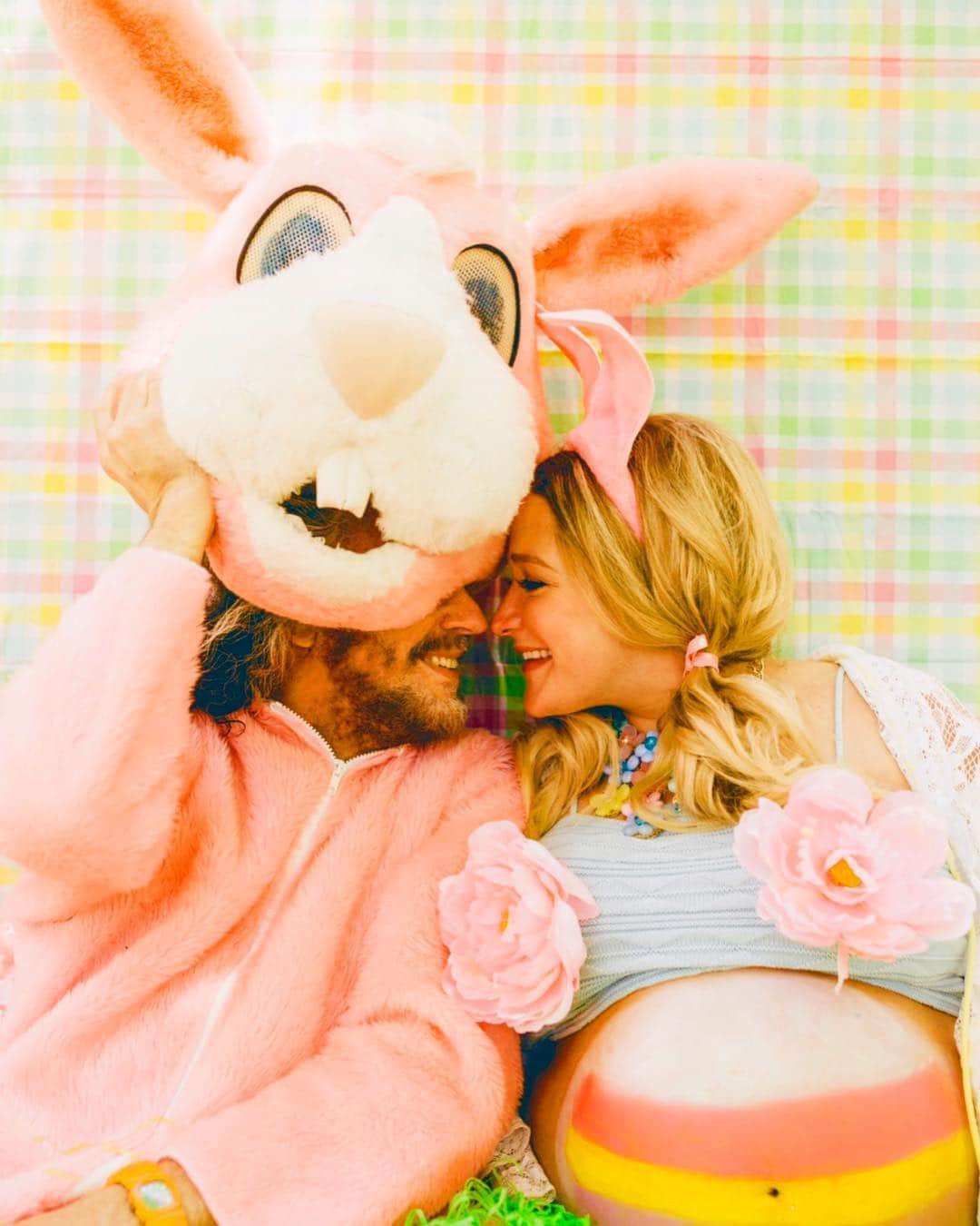 ウェイン・コインさんのインスタグラム写真 - (ウェイン・コインInstagram)「@alexaaace thank you for the coool Easter pics with @katy.coyne big Easter egg baby belly❤️❤️❤️❤️」4月21日 6時55分 - waynecoyne5