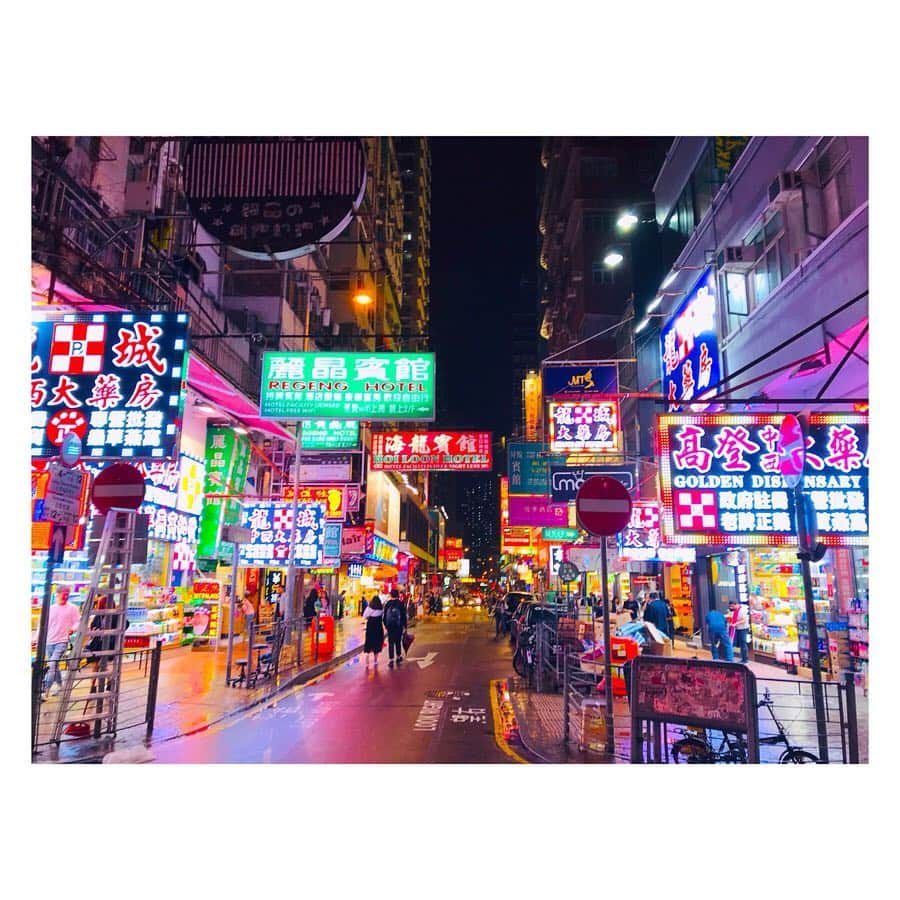 桜めいさんのインスタグラム写真 - (桜めいInstagram)「🇭🇰 香港のネオン 香港の夜景 めっちゃ綺麗でした！ お天気が微妙な感じだったので どうかな〜と思ってたけど ネオンは反射して綺麗だし 夜景はぼわっと幻想的な感じだし 結果オーライでした🙆‍♀️ ・ #香港 #hongkong #旅行 #trip #🇭🇰 #neoncity #mongkok #旺角  #nightview #victoriaharbour #symphonyoflights  #仕事以外で撮られるの下手すぎ選手権」4月21日 6時56分 - mei_0406