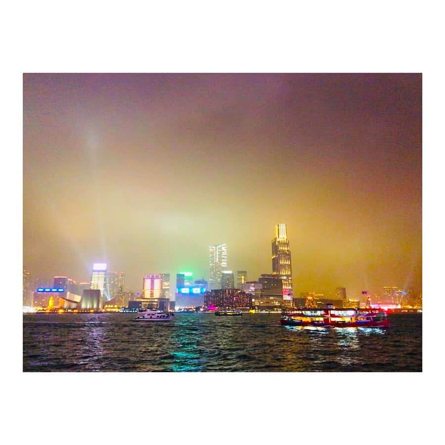 桜めいさんのインスタグラム写真 - (桜めいInstagram)「🇭🇰 香港のネオン 香港の夜景 めっちゃ綺麗でした！ お天気が微妙な感じだったので どうかな〜と思ってたけど ネオンは反射して綺麗だし 夜景はぼわっと幻想的な感じだし 結果オーライでした🙆‍♀️ ・ #香港 #hongkong #旅行 #trip #🇭🇰 #neoncity #mongkok #旺角  #nightview #victoriaharbour #symphonyoflights  #仕事以外で撮られるの下手すぎ選手権」4月21日 6時56分 - mei_0406