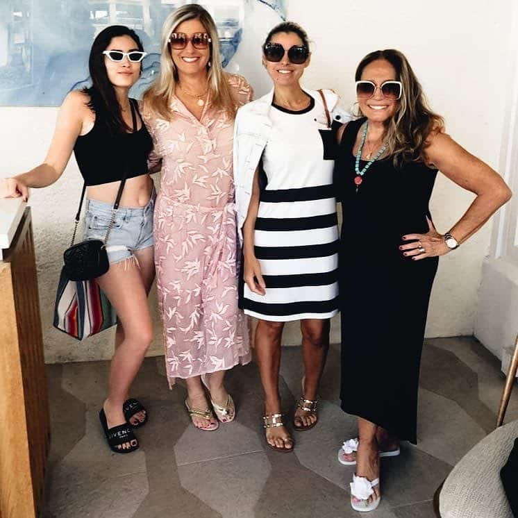 Susana Vieiraさんのインスタグラム写真 - (Susana VieiraInstagram)「Passeio de Meninas! 👠👛👒👜👓 #família #happyeaster #amor #felicidade #girlsjustwannahavefun」4月21日 6時59分 - susanavieiraoficial