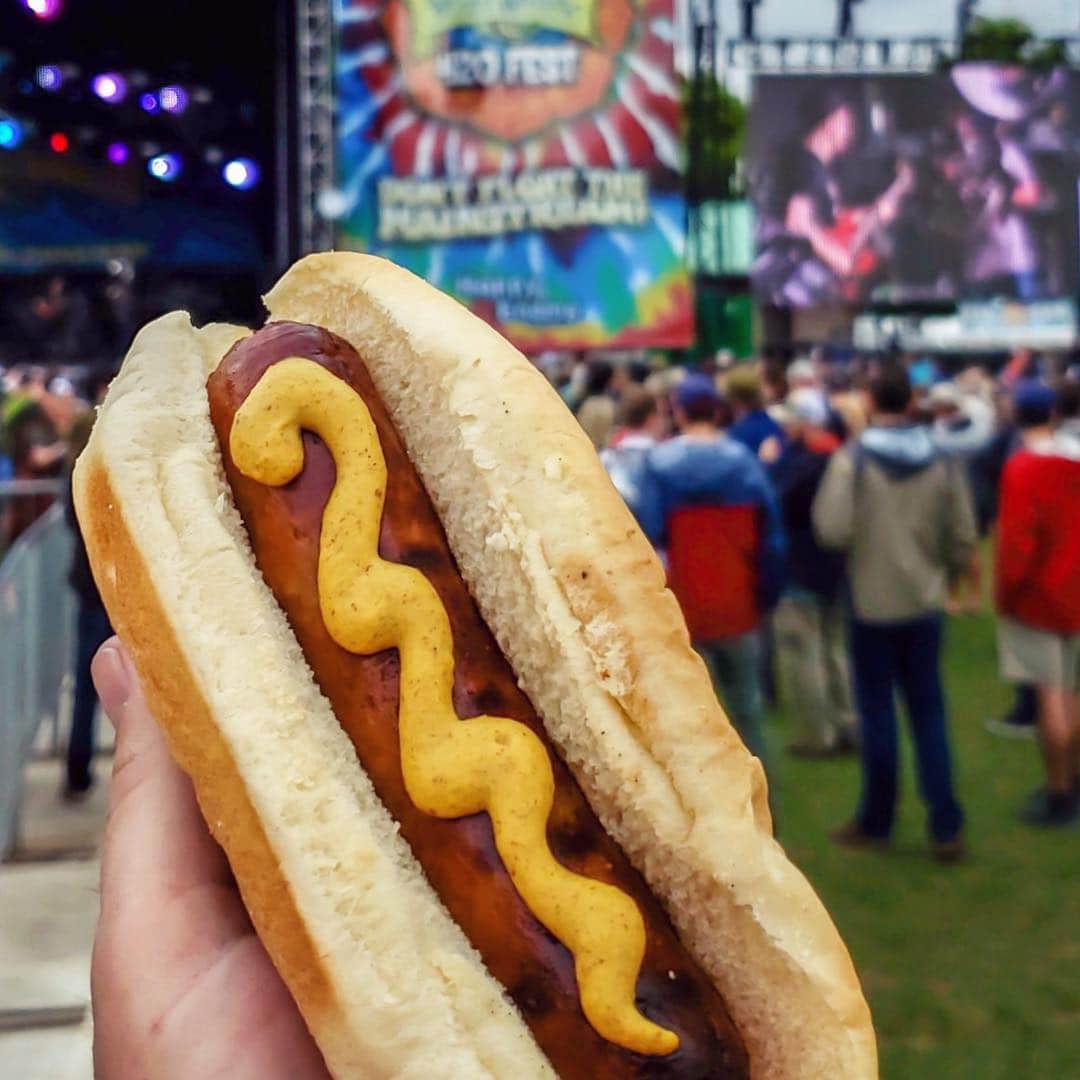 ジョンソンヴィルのインスタグラム：「One perfectly grilled #brat in support of the @americancancersociety! #BigTasteGrill」