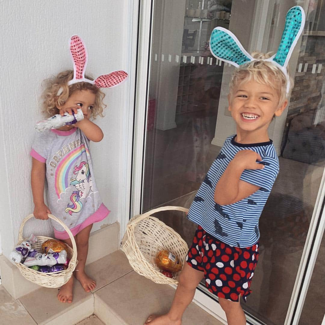 Tammyさんのインスタグラム写真 - (TammyInstagram)「Happy Easter from my two cheeky little bunnies 🐰 🐰💗」4月21日 7時21分 - tammyhembrow