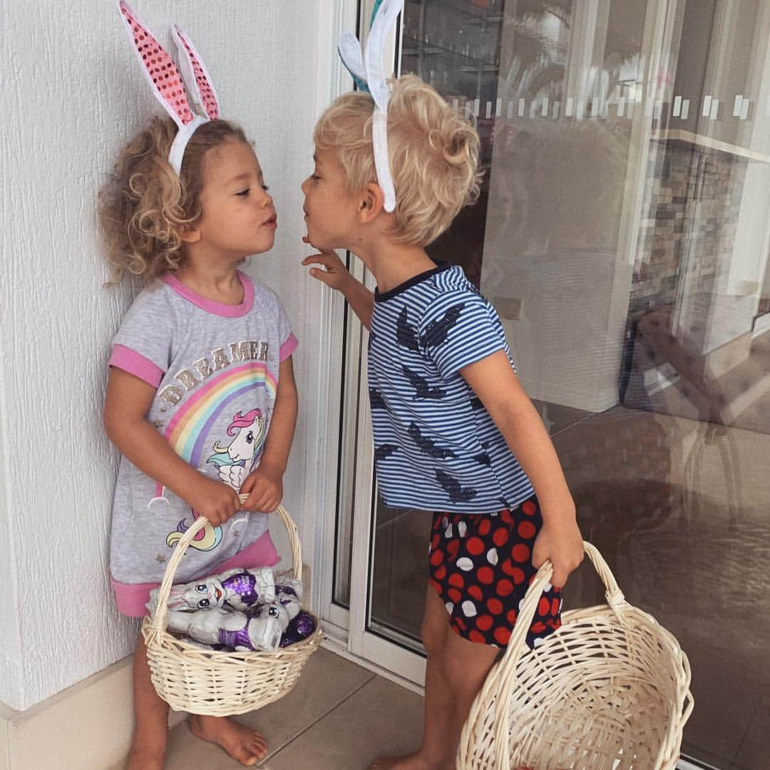 Tammyさんのインスタグラム写真 - (TammyInstagram)「Happy Easter from my two cheeky little bunnies 🐰 🐰💗」4月21日 7時21分 - tammyhembrow