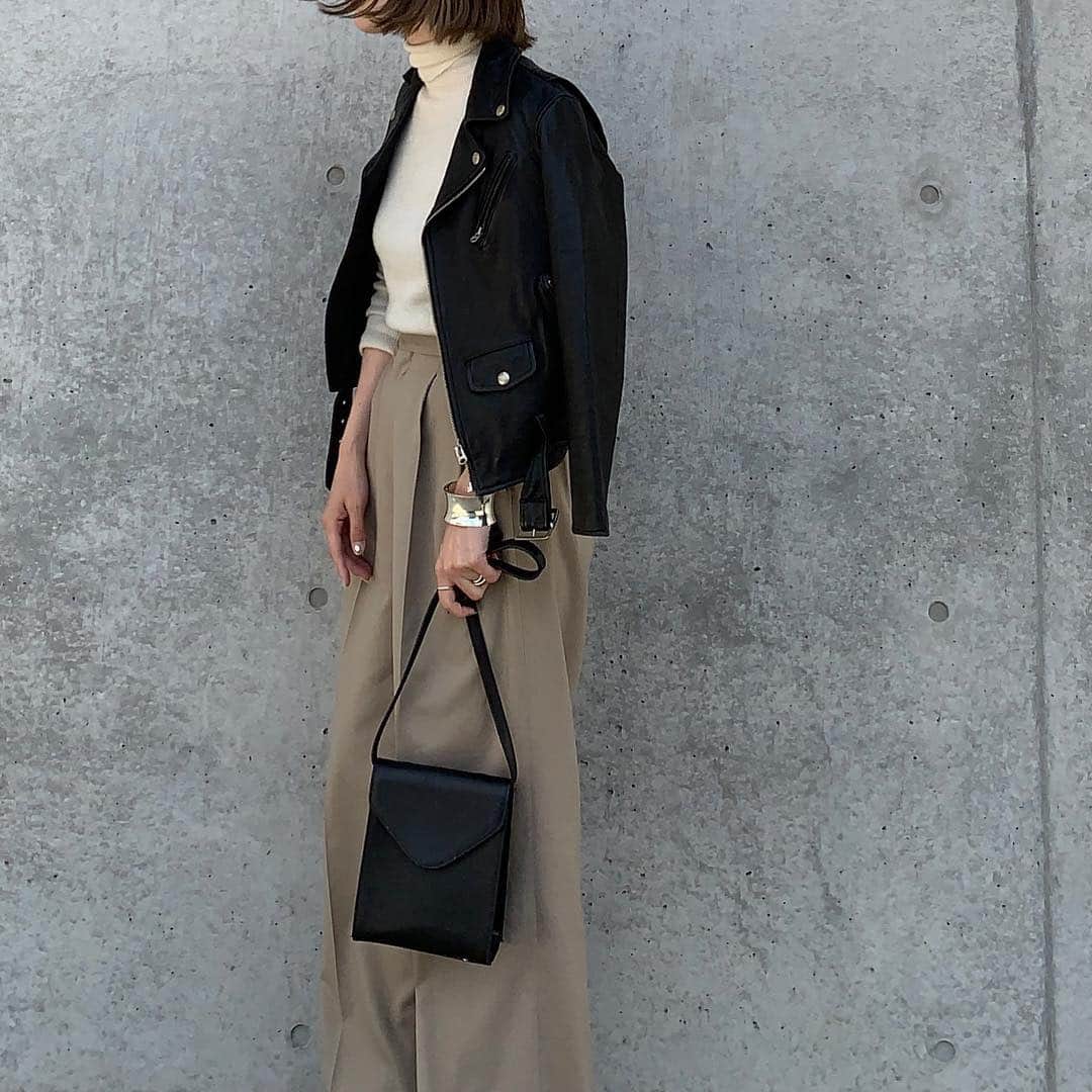 Mie Kawanoのインスタグラム：「代わり映えしないコーデ Tops @uniqlo  Jacket @beautifulpeople_officialsite  Pants @hyke_official  Bag @gypsophila1662  Bangle @aletta_jewelry_official  _________________________________________________ #coordinate #code #mamacode #outfit #hyke #beautifulpeople #コーデ #コーディネート #ママコーデ #instagood #instafashion」