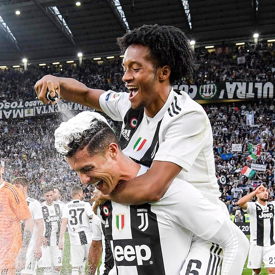 サッカーキングさんのインスタグラム写真 - (サッカーキングInstagram)「. #Celebration （2019.04.20） . 📷Photo by Daniele Badolato - Juventus FC/Juventus FC via Getty Images . #クリスティアーノロナウド #CR7 #CristianoRonaldo #CR7JUVE #クアドラード #JuanCuadrado #Cuadrado #ユヴェントス #juventus #FinoAllaFine #ForzaJuve #⚫️⚪️ #W8NDERFUL #campioniditalia #champion #8連覇 #セリエA #SerieA #football #サッカーキング  #⚽️ #サッカー」4月21日 7時48分 - soccerkingjp