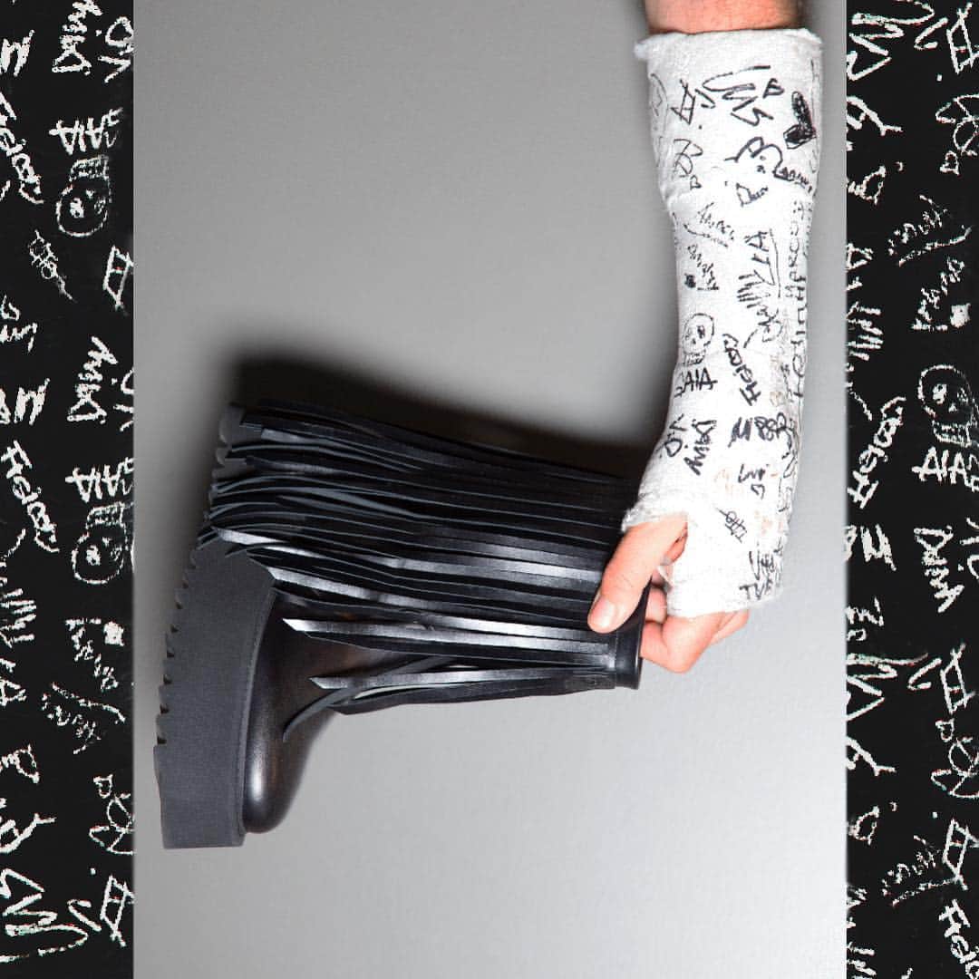 ブルーノボルデーゼさんのインスタグラム写真 - (ブルーノボルデーゼInstagram)「FRINGED #MOOD COACHELLA & MIMO @brunobordese_official new collection www.brunobordese.com . . . . . . .  #hand #details #black #coachella #fringed #leather #boots #wedge #mimo #socks #sneakers #brunobordese #woman #design #fashion #fashiondesign #madeinitaly #shoesoftheday #shoesdesign #shoeslover #italianshoes #plastered #drawings」4月21日 7時49分 - brunobordese_official