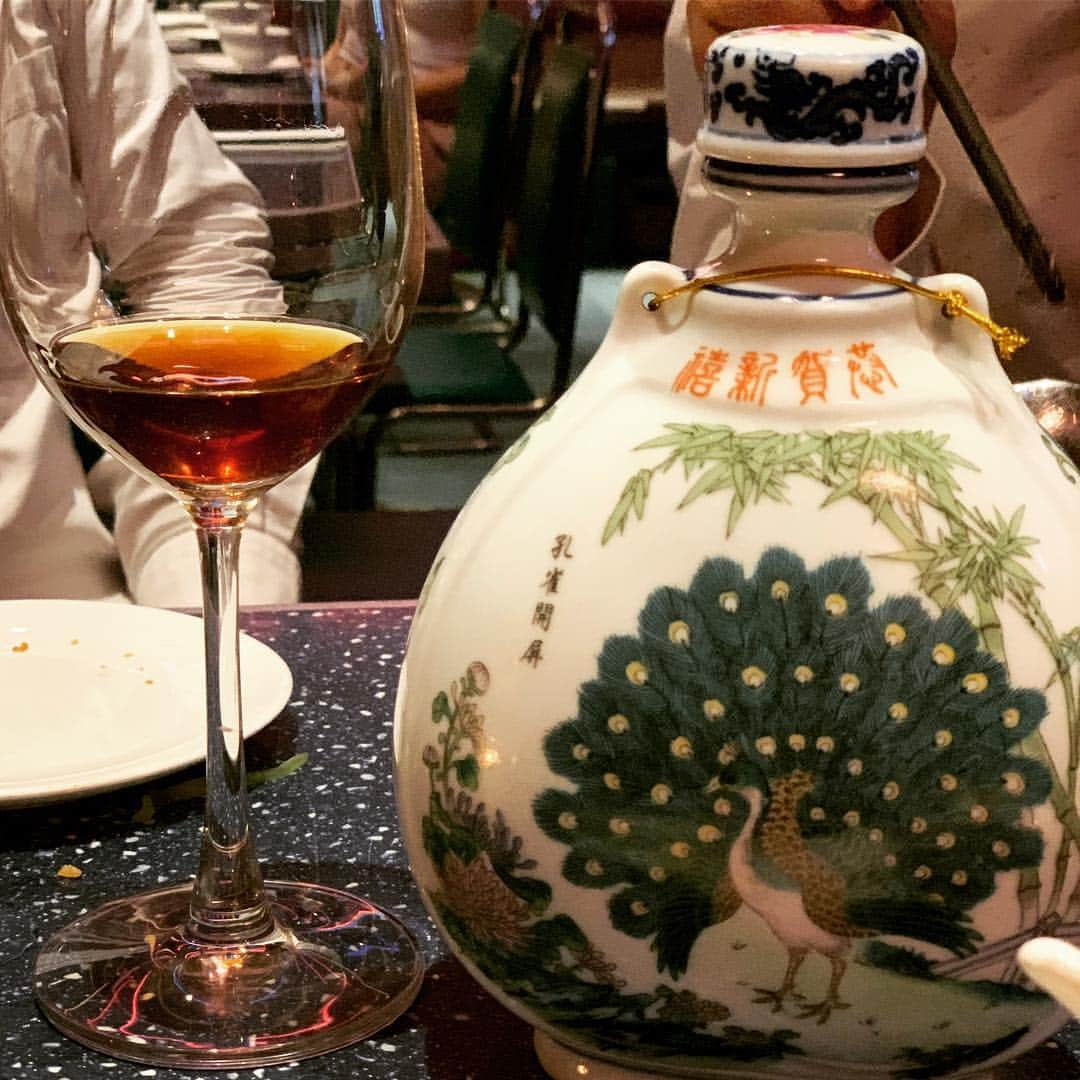 DOMINIQUE ANSEL BAKERYさんのインスタグラム写真 - (DOMINIQUE ANSEL BAKERYInstagram)「Tender slivers of yellow wine chicken with that crispy bottom of the bowl slightly crispy rice and a glass of 35 year old Shaoxin wine (tastes a bit like sweet sherry).」4月21日 7時56分 - dominiqueansel