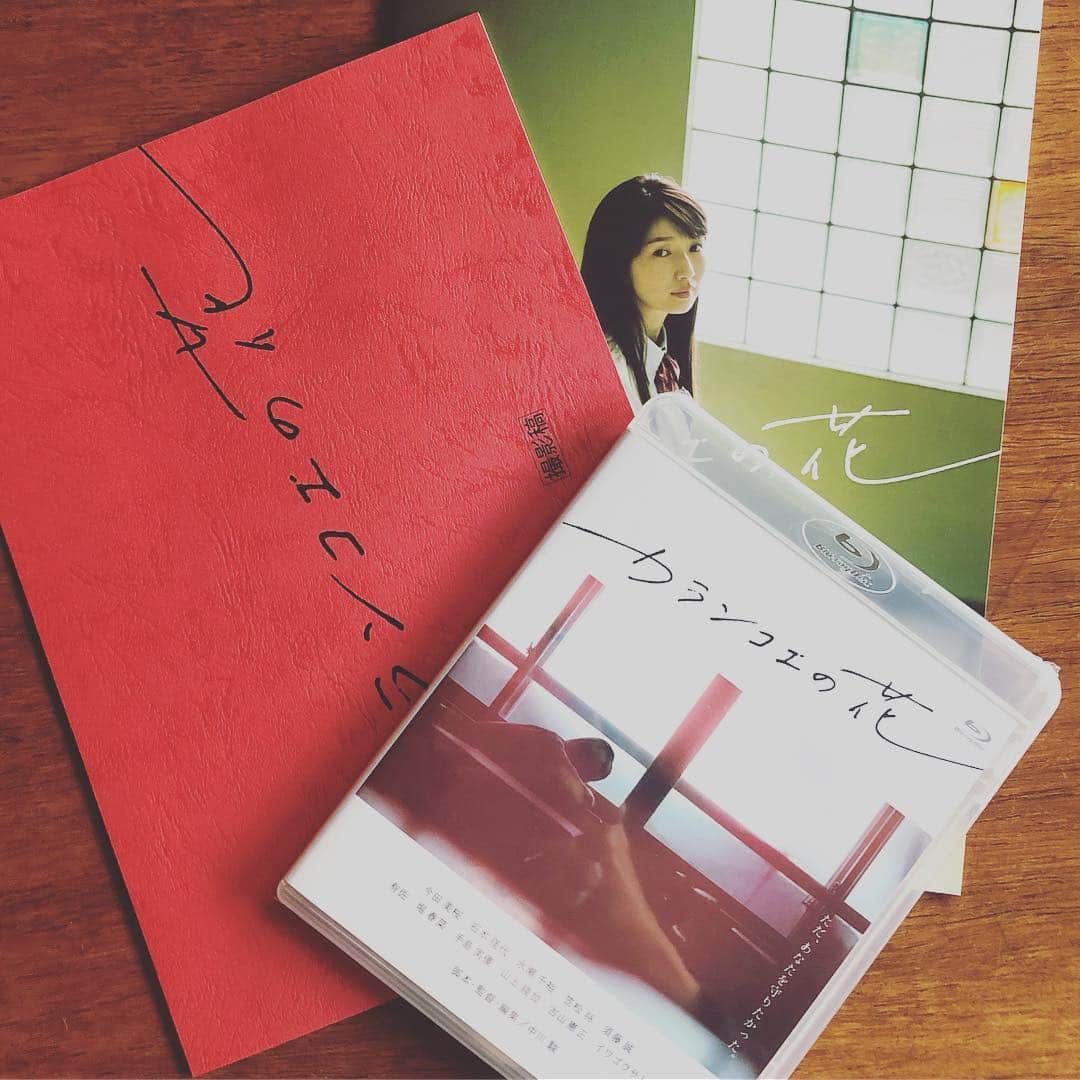 ひうらさとるのインスタグラム：「クラウドファンディングに参加した「カランコエの花」のBlu-rayと撮影稿とこれはパンフレットかな？と開けたらキャストや監督からの手書きのサンクスメッセージだった！丁寧！ カランコエの花、ほんとに人を好きになることの儚さを描いたとても良い映画なのでおススメです！ #カランコエの花」