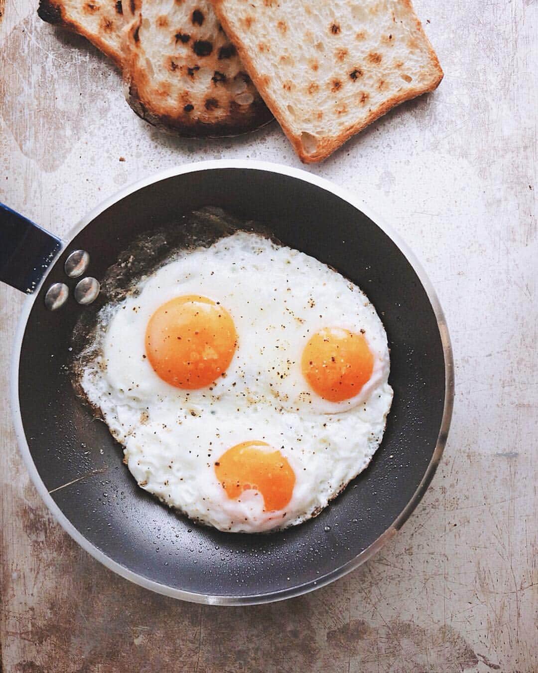樋口正樹さんのインスタグラム写真 - (樋口正樹Instagram)「fried egg toast . 目玉焼きトースト。 今朝はシンプルに 網焼きしたパンに のっけただけの🍳 . パンはサクサクの 石窯イギリスパン @takaki_bakery_official . #目玉焼き #目玉焼きトースト #ラピュタパン #タカキベーカリー #石窯パン #イギリスパン #パン部 #朝ごはん #朝ごパン #パンスタグラム #パン大好き #パン好きな人と繋がりたい #朝ごはん部 #トーストアレンジ #トースト #網焼きトースト #網焼き #friedeggs #debuyer #GoodmorningGoodbreakfast」4月21日 7時57分 - higuccini