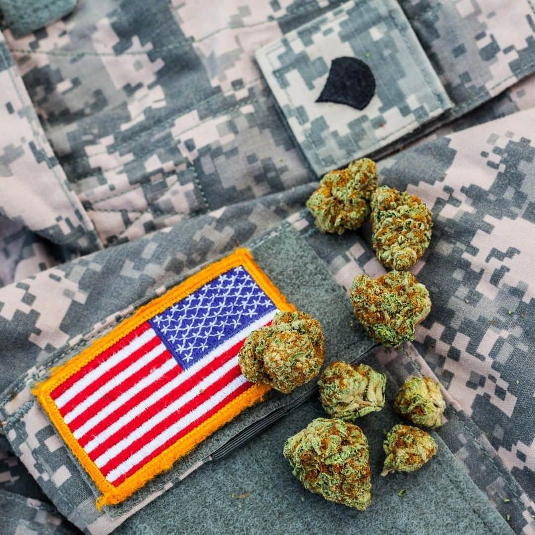 VICEさんのインスタグラム写真 - (VICEInstagram)「In states that won’t legalize weed, veterans are changing minds, and laws. They want a better solution to coping with trauma, and they’ve found themselves at the forefront of the movement to legalize. Link in bio to learn more about the veterans’ major role in updating the drug laws. 📸: Derwood/Getty」4月21日 8時00分 - vice