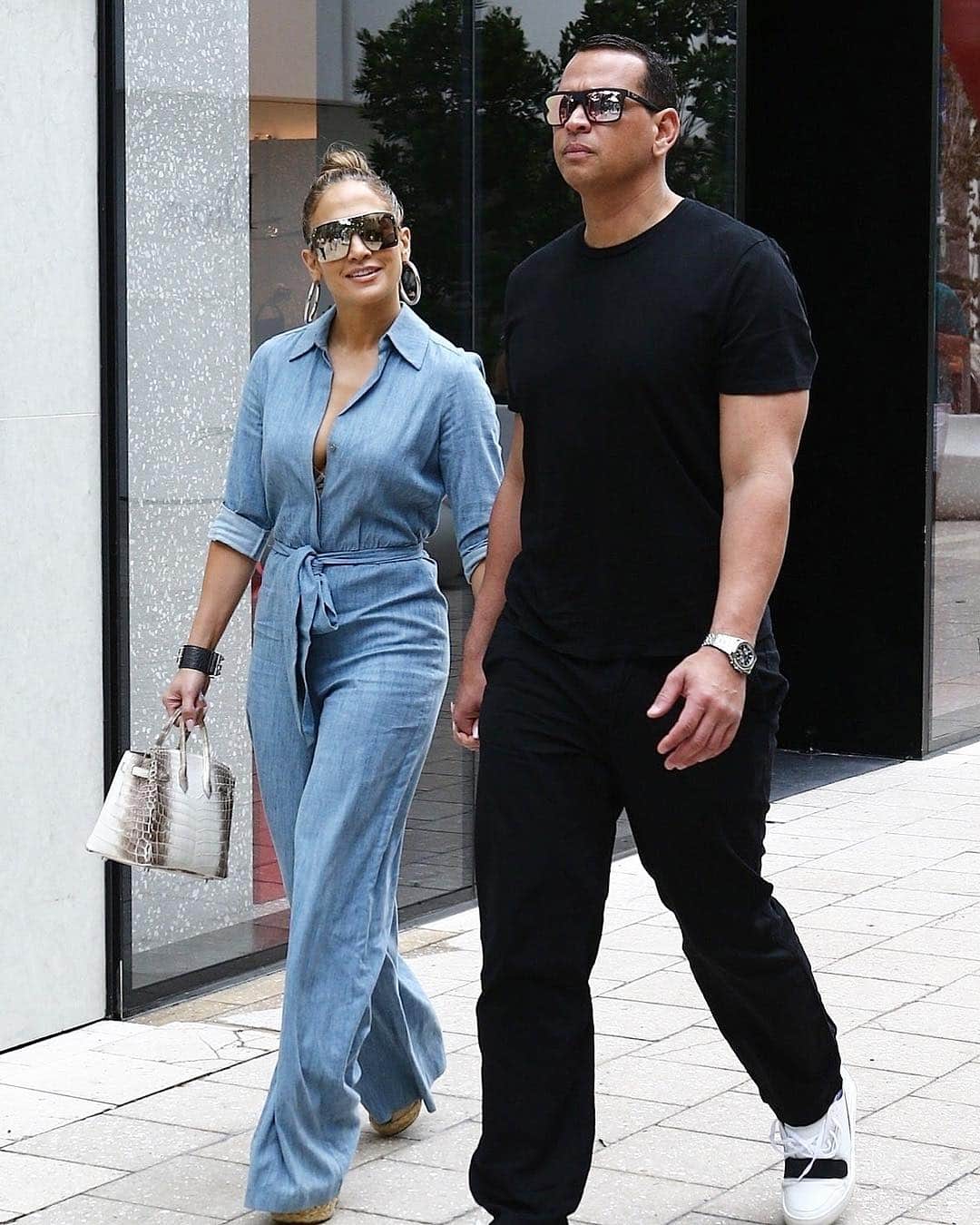 Just Jaredさんのインスタグラム写真 - (Just JaredInstagram)「@jlo and @arod step out for lunch with family in Miami. It’s his daughter Ella’s birthday tomorrow! #JenniferLopez #AlexRodriguez Photo: Backgrid」4月21日 8時06分 - justjared