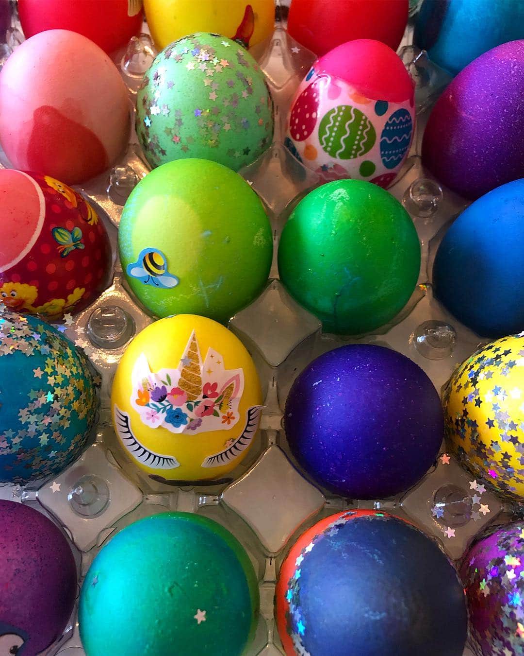 ニッキー・ヒルトンさんのインスタグラム写真 - (ニッキー・ヒルトンInstagram)「Getting our egg decorating on 💜🥚💙🥚💛🥚💗🥚❤️🥚🧡🥚💗🥚💚🥚💛🥚❤️🥚」4月21日 8時07分 - nickyhilton