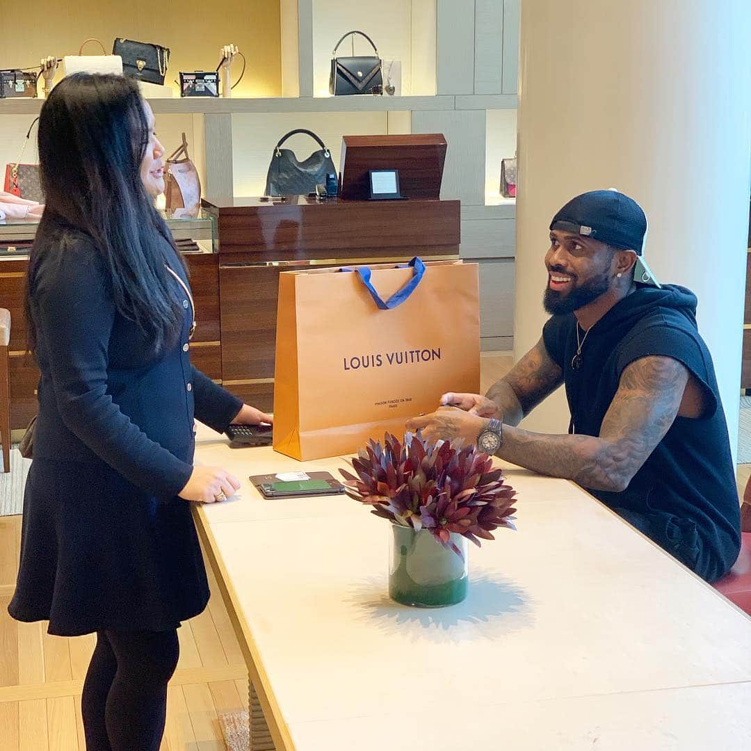ホセ・レイエスのインスタグラム：「Dando cotorra dominicana a ver  si me rebaja algo.🤷🏿‍♂️😂 Se tenía que decir y se dijo 😌」