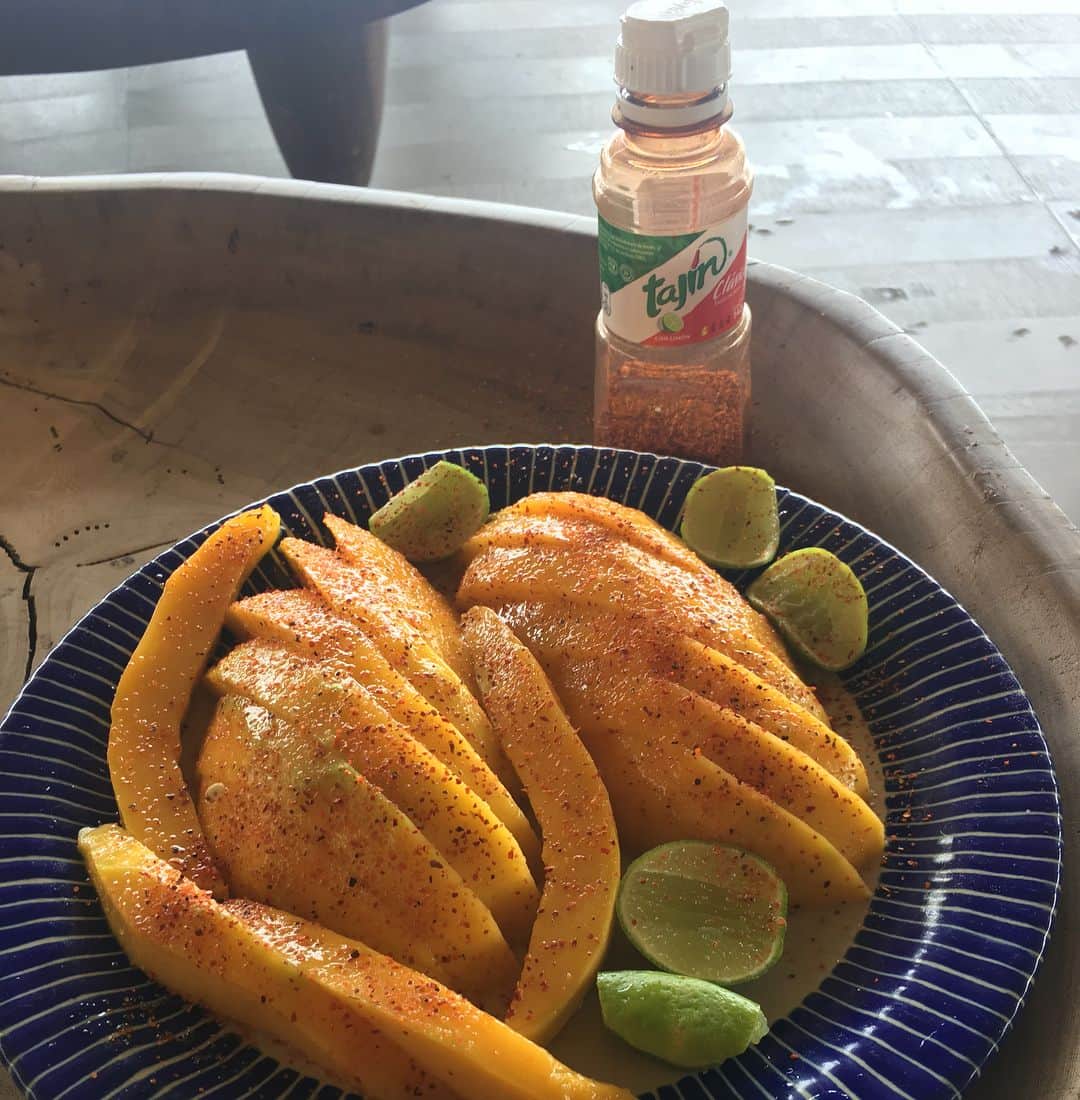 ブルーノ・マーズのインスタグラム：「Saturday! 🥭 🥥 Rum Rise!」