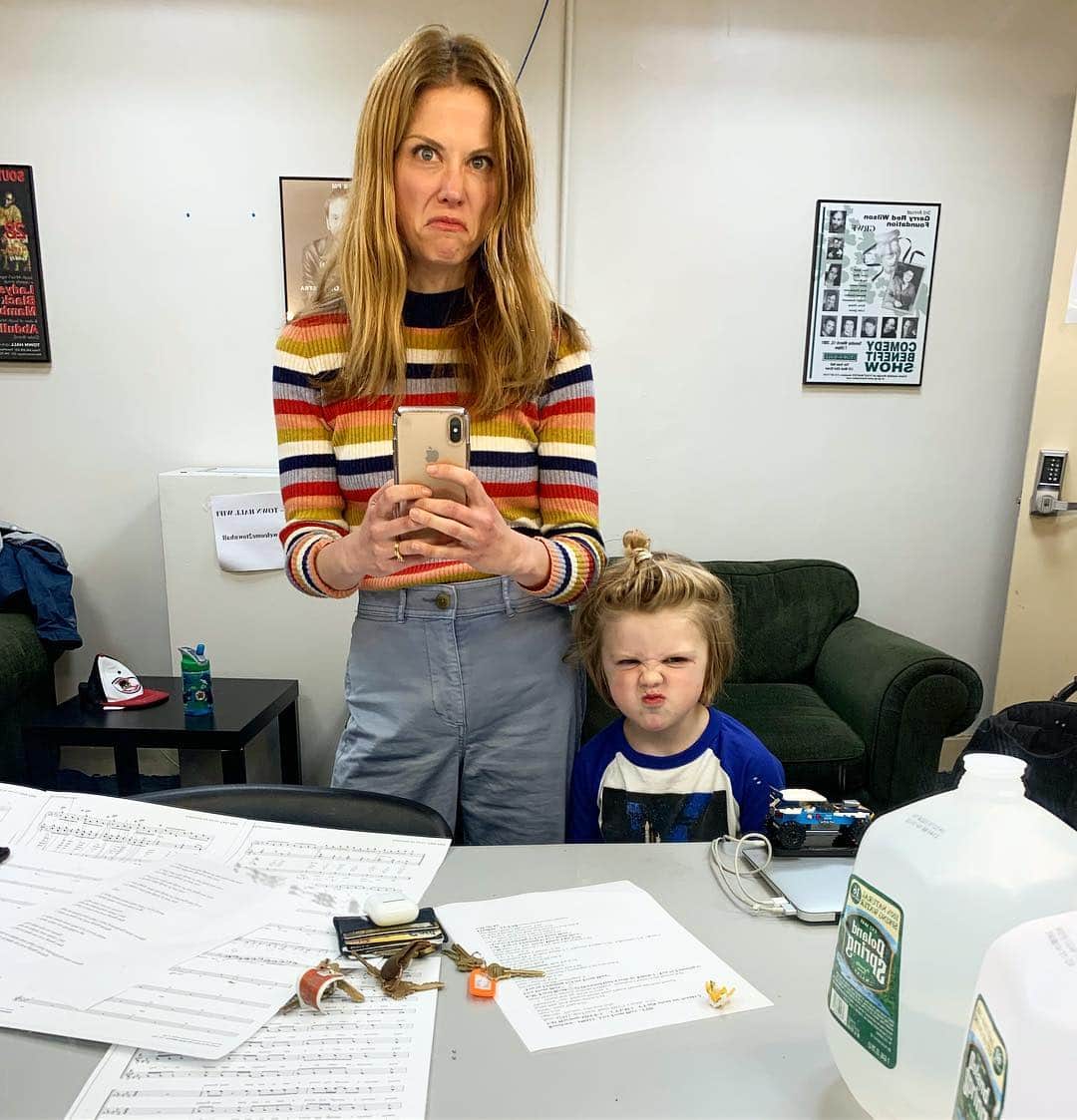 クレア・コフィーのインスタグラム：「“Mom, I don’t want to sit in the audience ’cause I don’t want to be quiet.” #backstagebabysitter @livefromhereapm  P.S. Yes I know I wear this @madewell sweater every other day」