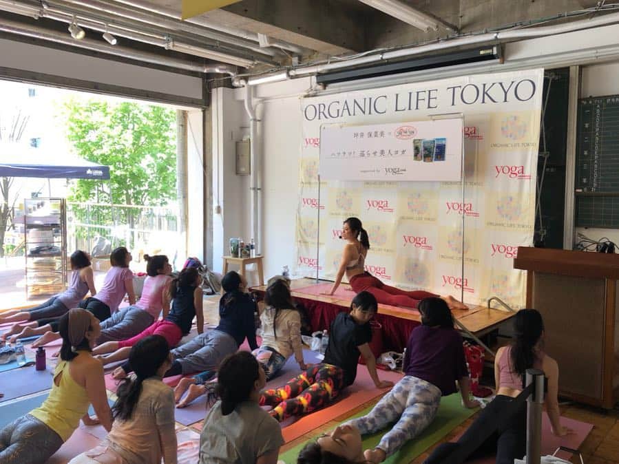 坪井保菜美さんのインスタグラム写真 - (坪井保菜美Instagram)「「ORGANIC LIFE TOKYO」 お天気にも恵まれ、最高に良いヨガ日和な環境の中、 約70人の方達と一緒にヨガをしました🧘🏻‍♀️🧘🏻‍♂️ みんなと身体を動かすのは気持ちが良い✨ ・ みんなの呼吸がどんどん良くなり、解れていく。 テンポ良くアクティブに動き出すと、自然と笑顔になっていく。 そんな姿が見られ、幸せです。 ・ ありがとうございました🌸 またやりましょね🙏🏻 ・ @yogajournal_japan  @seethesun_inc * ↑ヨガジャーナルさん、シーザサンのご協力のもとやらせていただいたレッスン。 感謝してます🙌🏻✨ ・ #オーガニックライフ東京  #オーガニックライフ #オーガニック #シーザサン #ヨガジャーナル #ヨガジャーナル日本版 #ヨガ #ヨガ日和  #最高 #ありがとう #感謝 #坪井保菜美 #organiclife #organiclifetokyo  #organiclifetokyo2019 #seethesun #adidas #adidaswomen #アディダス」4月21日 8時32分 - honamitsuboi
