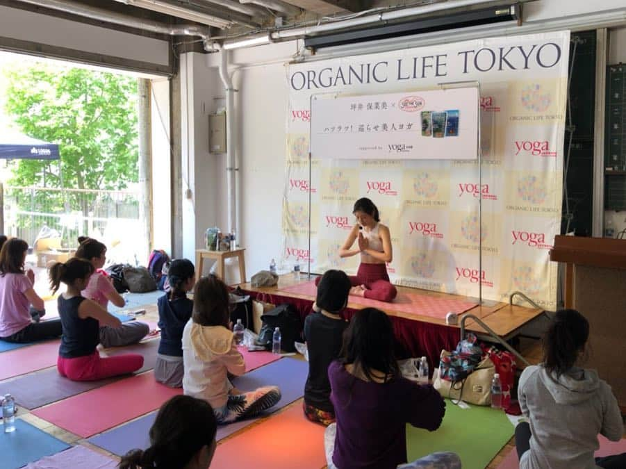 坪井保菜美さんのインスタグラム写真 - (坪井保菜美Instagram)「「ORGANIC LIFE TOKYO」 お天気にも恵まれ、最高に良いヨガ日和な環境の中、 約70人の方達と一緒にヨガをしました🧘🏻‍♀️🧘🏻‍♂️ みんなと身体を動かすのは気持ちが良い✨ ・ みんなの呼吸がどんどん良くなり、解れていく。 テンポ良くアクティブに動き出すと、自然と笑顔になっていく。 そんな姿が見られ、幸せです。 ・ ありがとうございました🌸 またやりましょね🙏🏻 ・ @yogajournal_japan  @seethesun_inc * ↑ヨガジャーナルさん、シーザサンのご協力のもとやらせていただいたレッスン。 感謝してます🙌🏻✨ ・ #オーガニックライフ東京  #オーガニックライフ #オーガニック #シーザサン #ヨガジャーナル #ヨガジャーナル日本版 #ヨガ #ヨガ日和  #最高 #ありがとう #感謝 #坪井保菜美 #organiclife #organiclifetokyo  #organiclifetokyo2019 #seethesun #adidas #adidaswomen #アディダス」4月21日 8時32分 - honamitsuboi